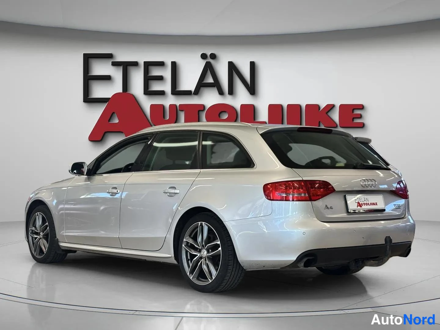 Takaviisto: Hopea Audi A4 Avant farmariauto takaviisto näkymä studiossa, Etelän Autoliike -taustatunnelma.