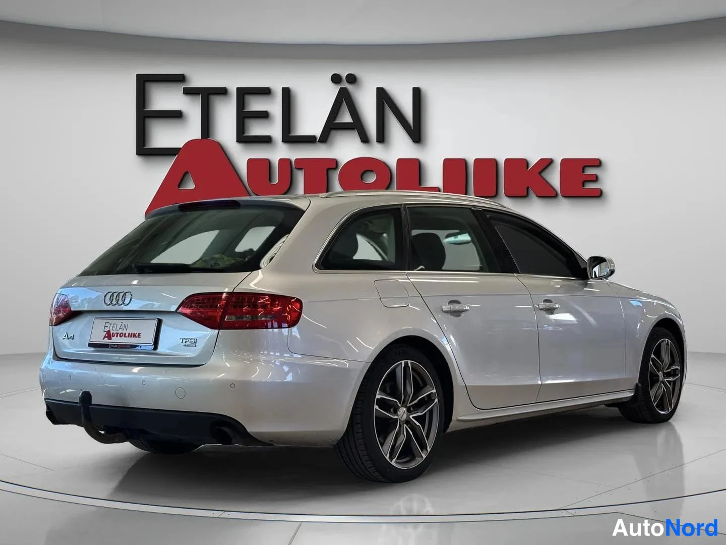 Takaviisto: Hopea Audi A4 Avant takaviisto näkymä oikealta sivulta, A4- ja TFSI-merkinnät takaluukussa, Etelän Autoliike -taustatunnelma.