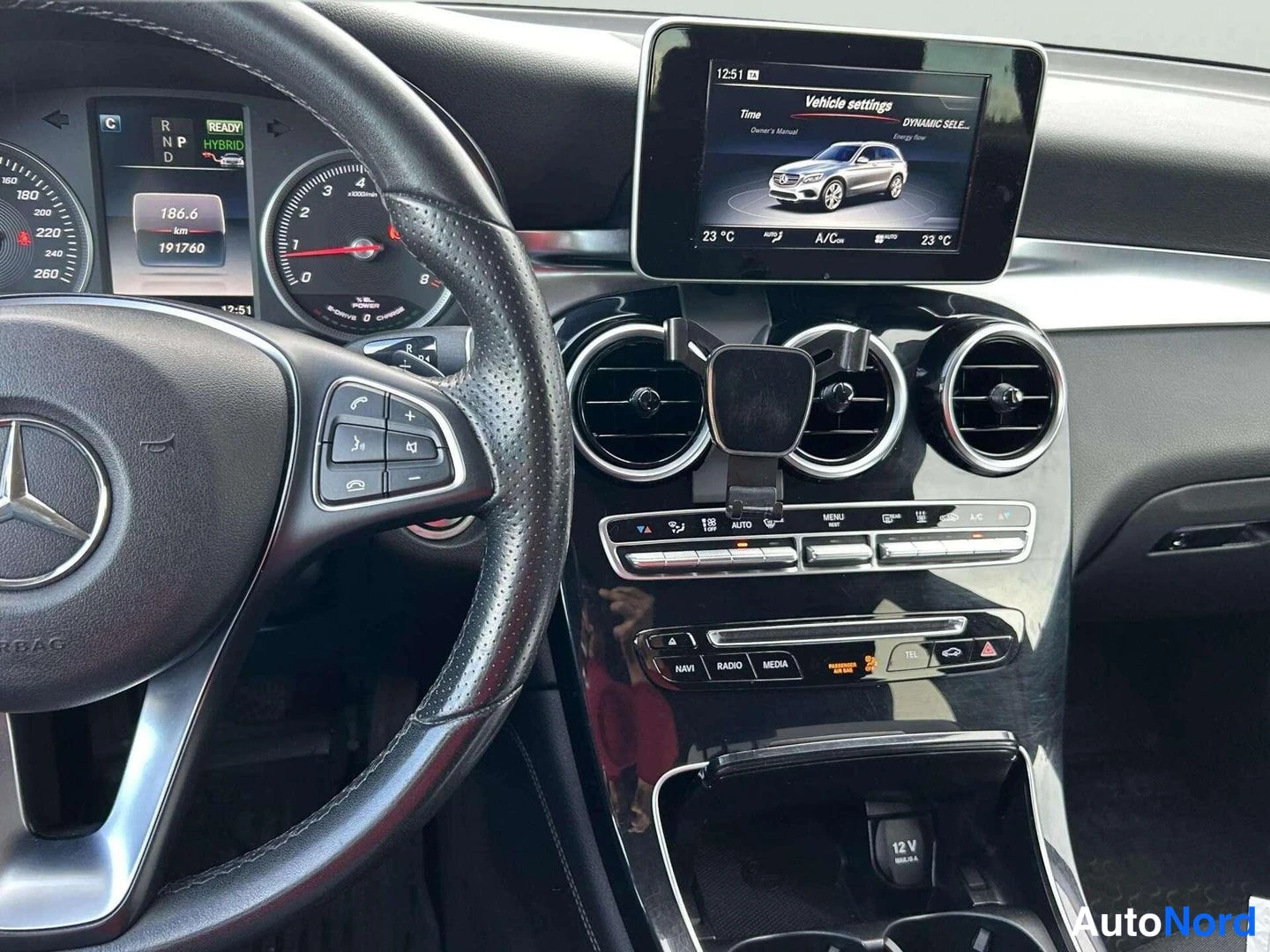 Muu: Kuljettajan näkymä Mercedes-Benzin ohjaamoon: mittaristossa READY- ja HYBRID-merkinnät sekä matkamittarilukema 191760 km, infonäytössä Vehicle settings -valikko