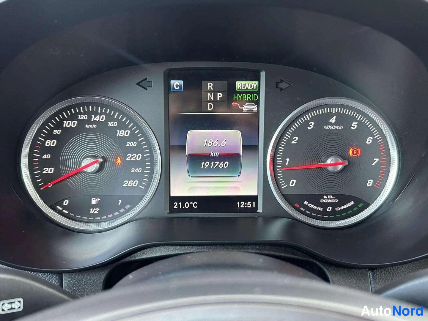 Muu: Mercedes-Benzin mittaristo: nopeusmittari, kierrosmittari ja HYBRID-merkintä näyttävä näyttö, matkamittari 191760 km.