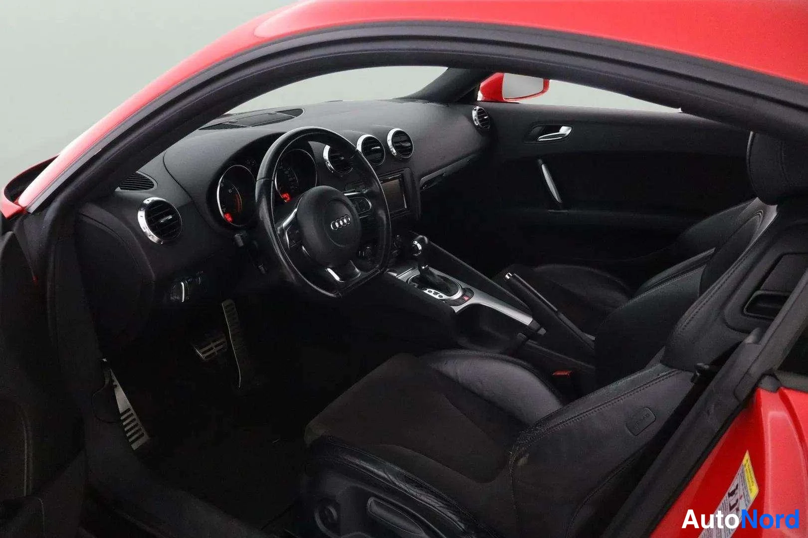 Muu: Auton sisätilat: musta kojelauta, Audi-ratti ja istuimet