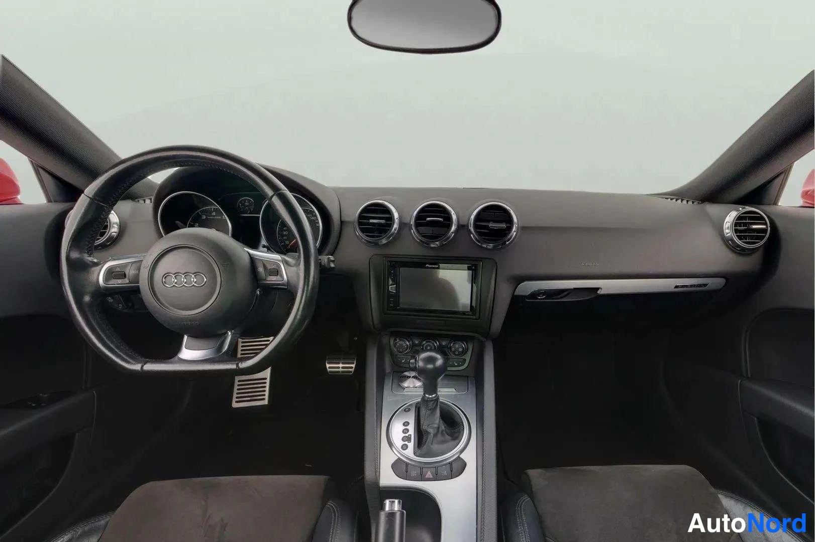 Muu: Näkymä etuistuimelta: Audi-ratti, kojelauta ja vaihtaja