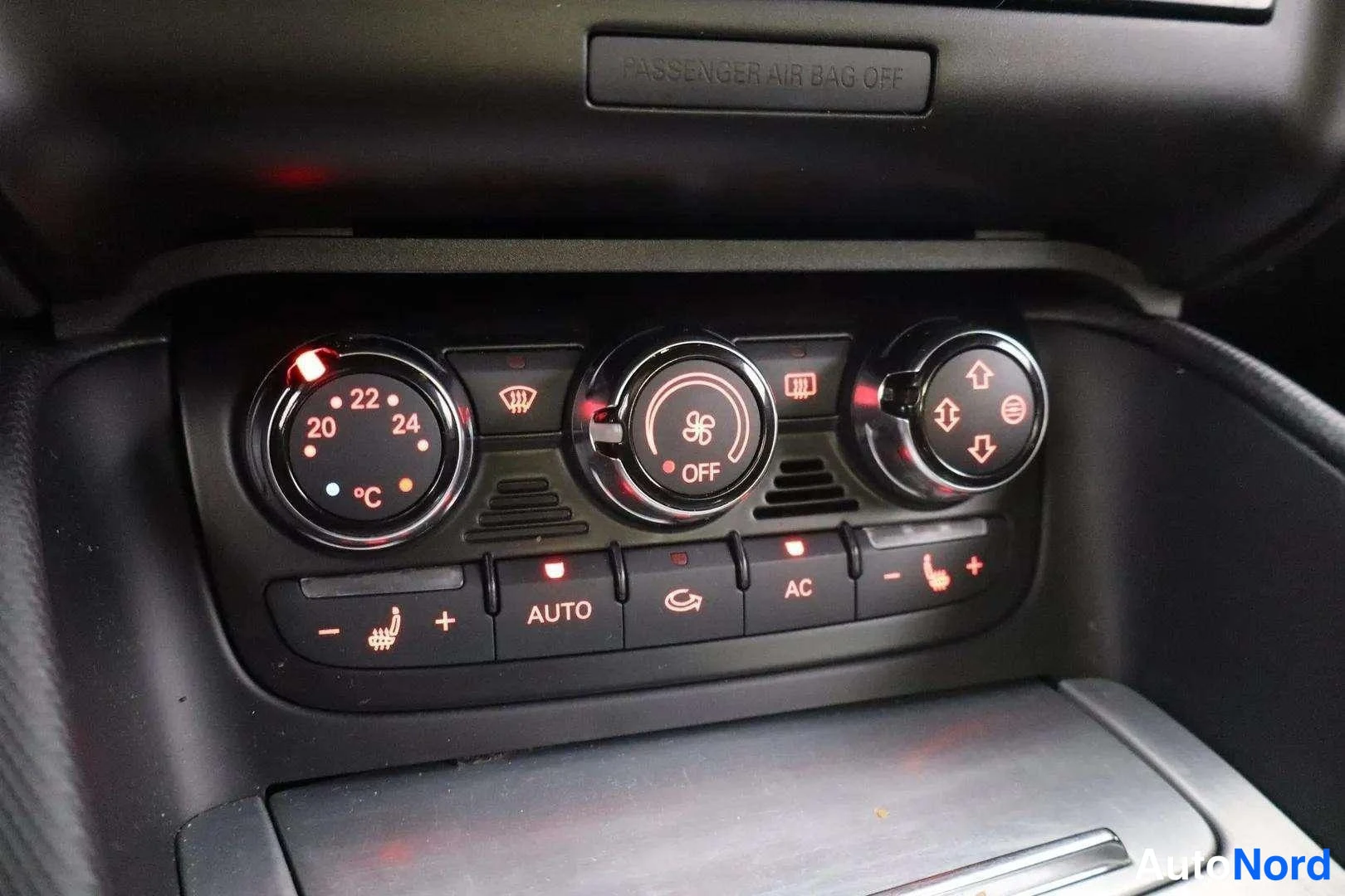 Muu: Ilmastointilaitteen säätimet: lämpötilanuppi 20–24 °C, painikkeet AUTO ja AC.
