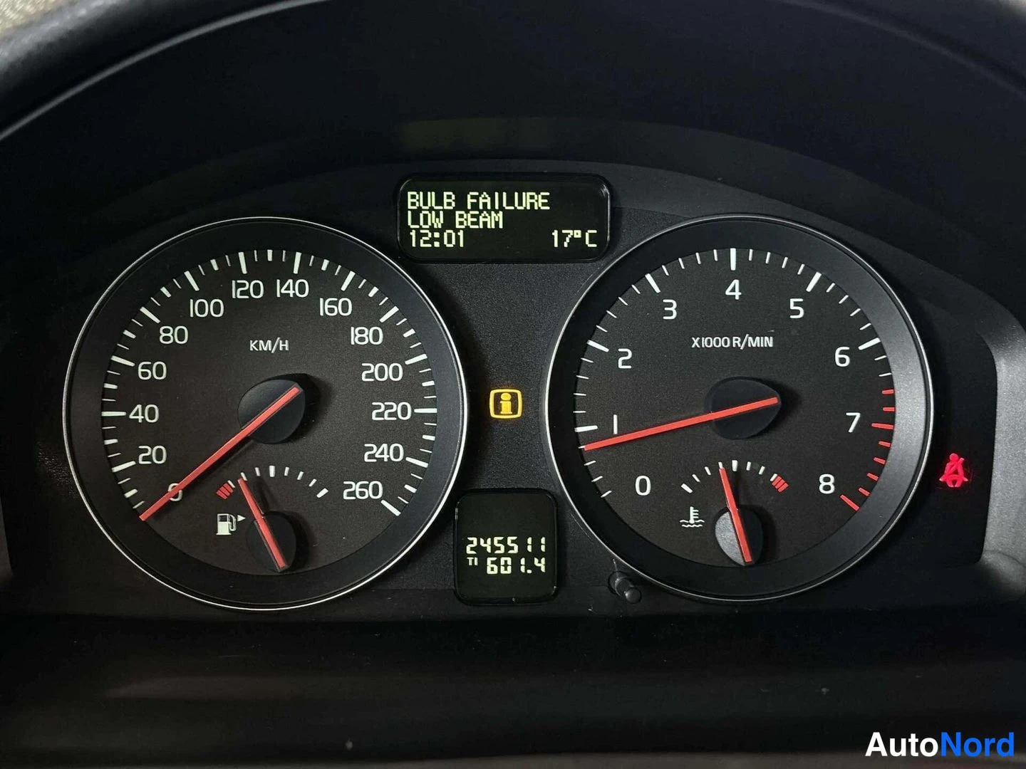 Muu: Volvo C30:n mittaristo: nopeusmittari 0–260 km/h, kierrosmittari 0–8000 r/min, matkamittari 245511 km sekä näytön ilmoitus BULB FAILURE LOW BEAM.