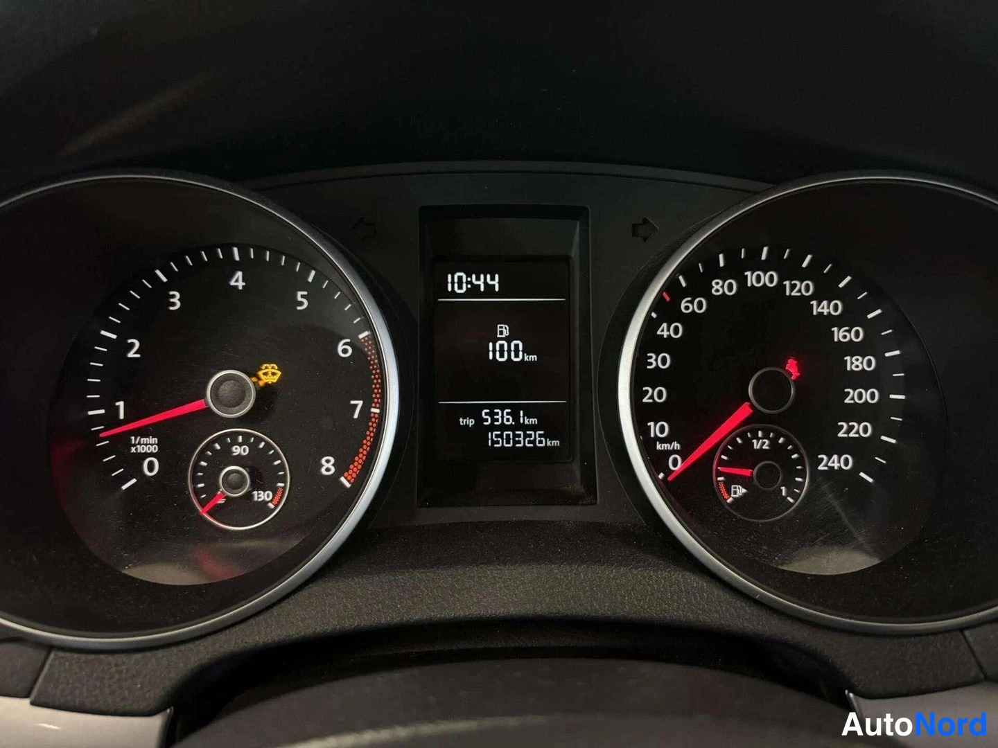 Muu: Volkswagen Golf -henkilöauton mittaristo, jossa nopeusmittari ja kierroslukumittari sekä näyttö, joka näyttää matkamittarin 150326 km; varoitusvalot palavat.