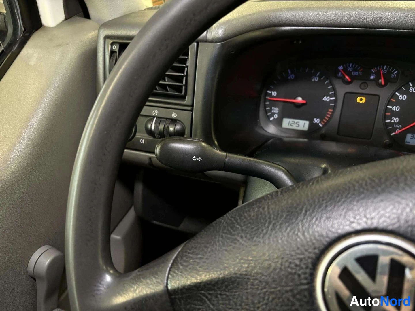 Muu: Ohjaamon sisäkuva: Volkswagen-ohjauspyörä, kojelaudan mittaristo ja ratti.
