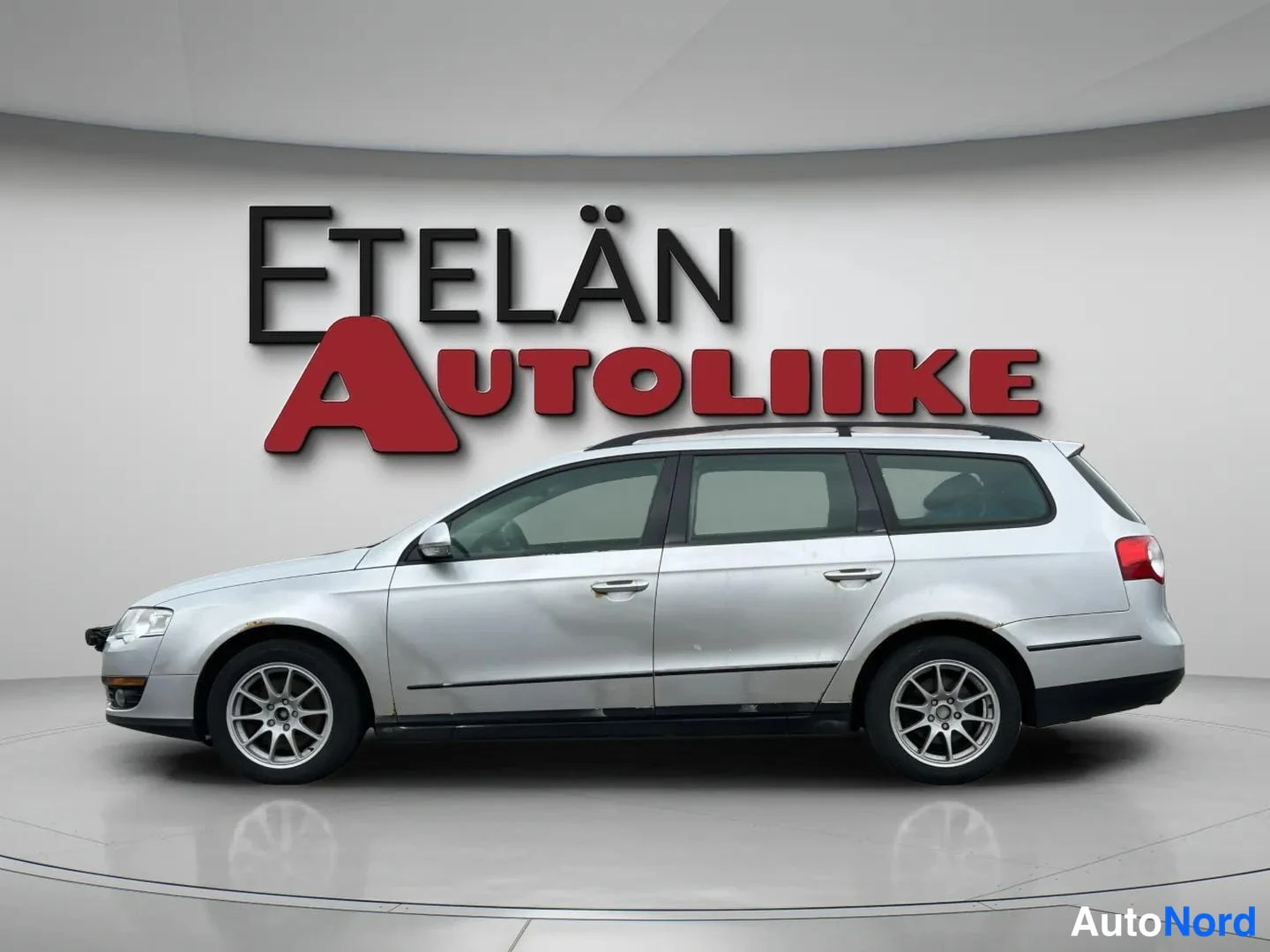 Sivulta: Hopeanvärinen Volkswagen Passat -farmari sivulta kuvattuna.