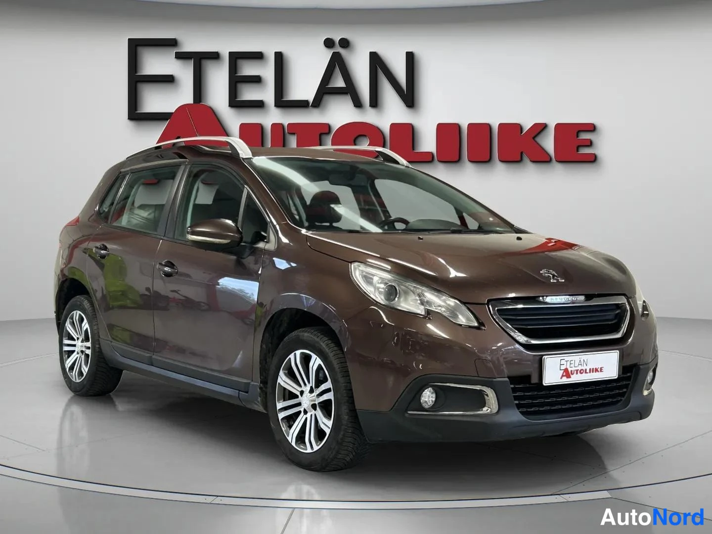 Ruskea Peugeot 2008 2013, etuviisto, keula oikealle, kuva 2