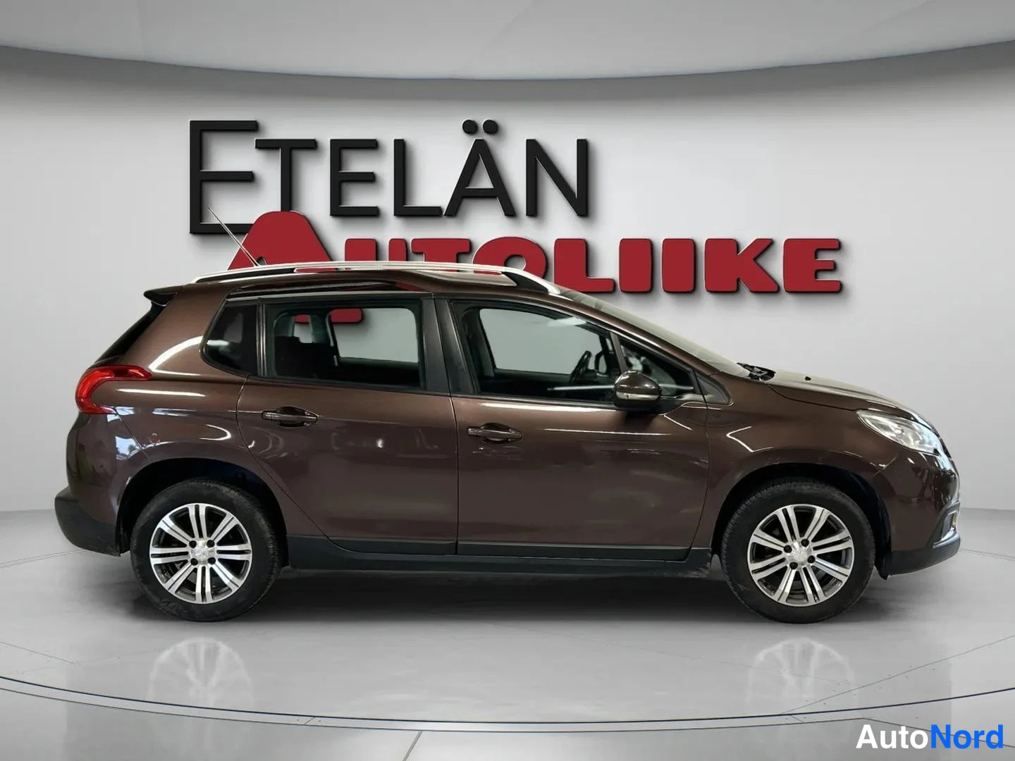 Ruskea Peugeot 2008 2013, etuviisto, keula oikealle, kuva 3