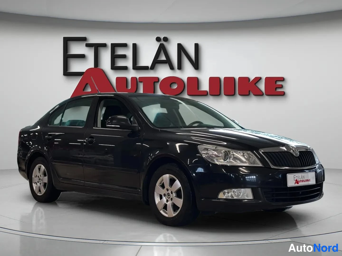 Etuviisto, nokka oikealle: Musta Volkswagen Golf -vuoden 2010 sedan esittelee etukeulaa ja vasenta kylkeä näyttelytilassa.