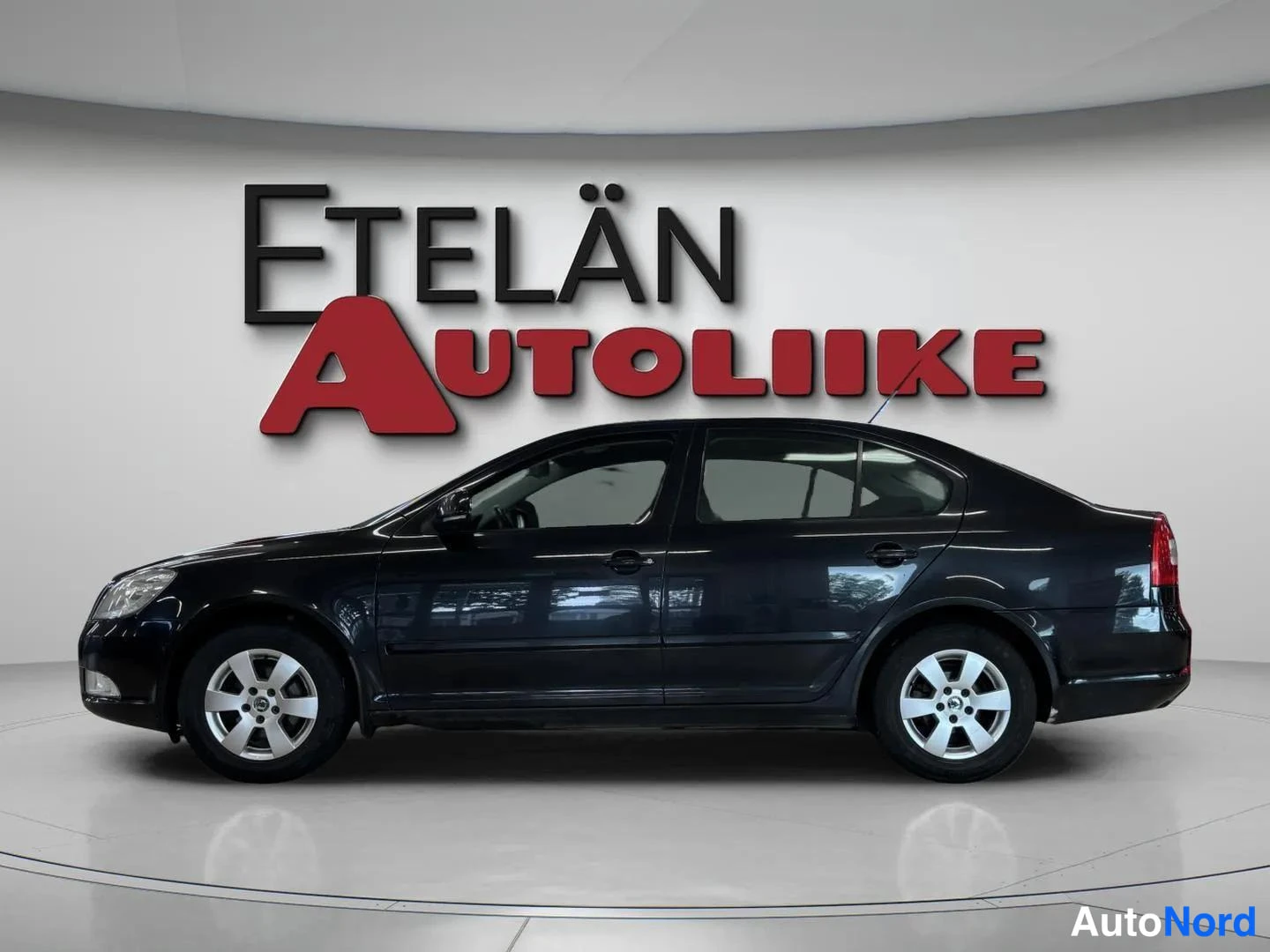 Sivulta: Sivunäkymä mustasta Volkswagen Golf 2010 -autosta näyttelytilassa.