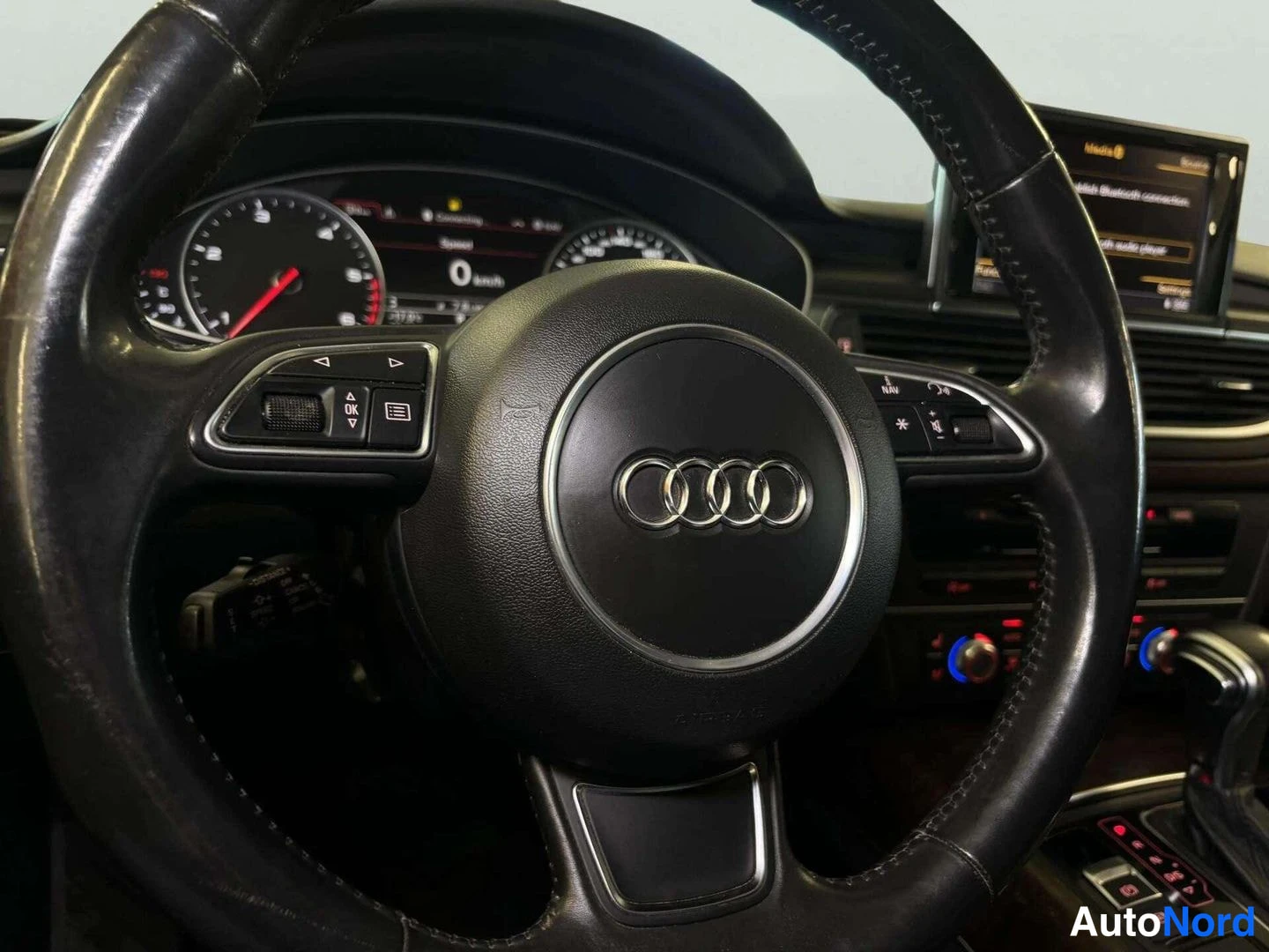 Muu: Audi-logollinen monitoimiohjauspyörä