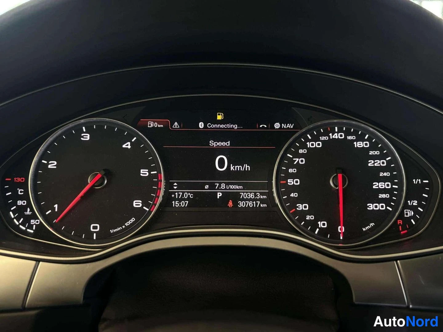 Edestä: Kojelaudan mittaristö: nopeusmittari ja näyttö, jossa lukemat 0 km/h, 7036.3 km ja 307617 km.