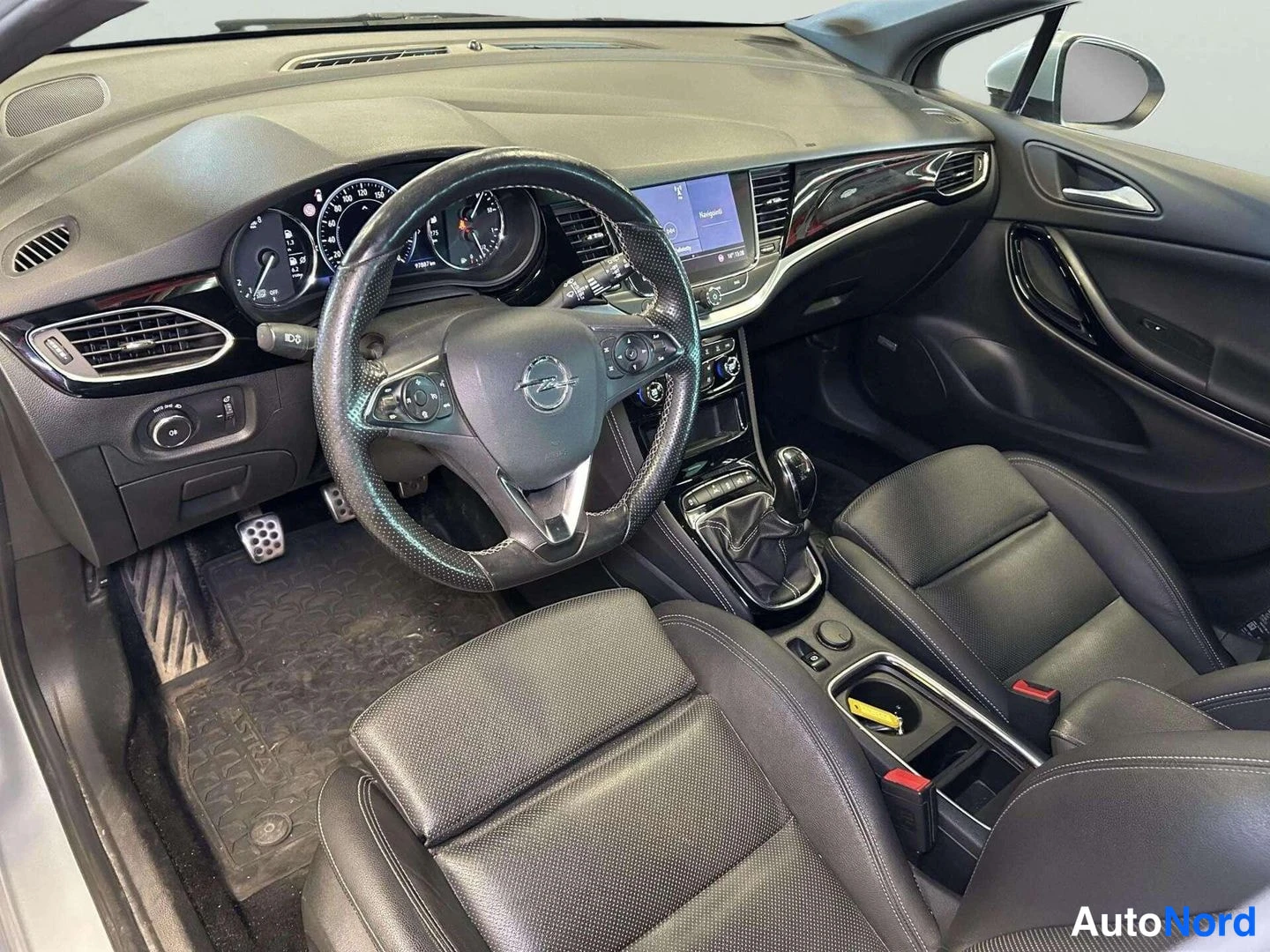Etuviisto, nokka vasemmalle: Opel Astra - Detail Image 9