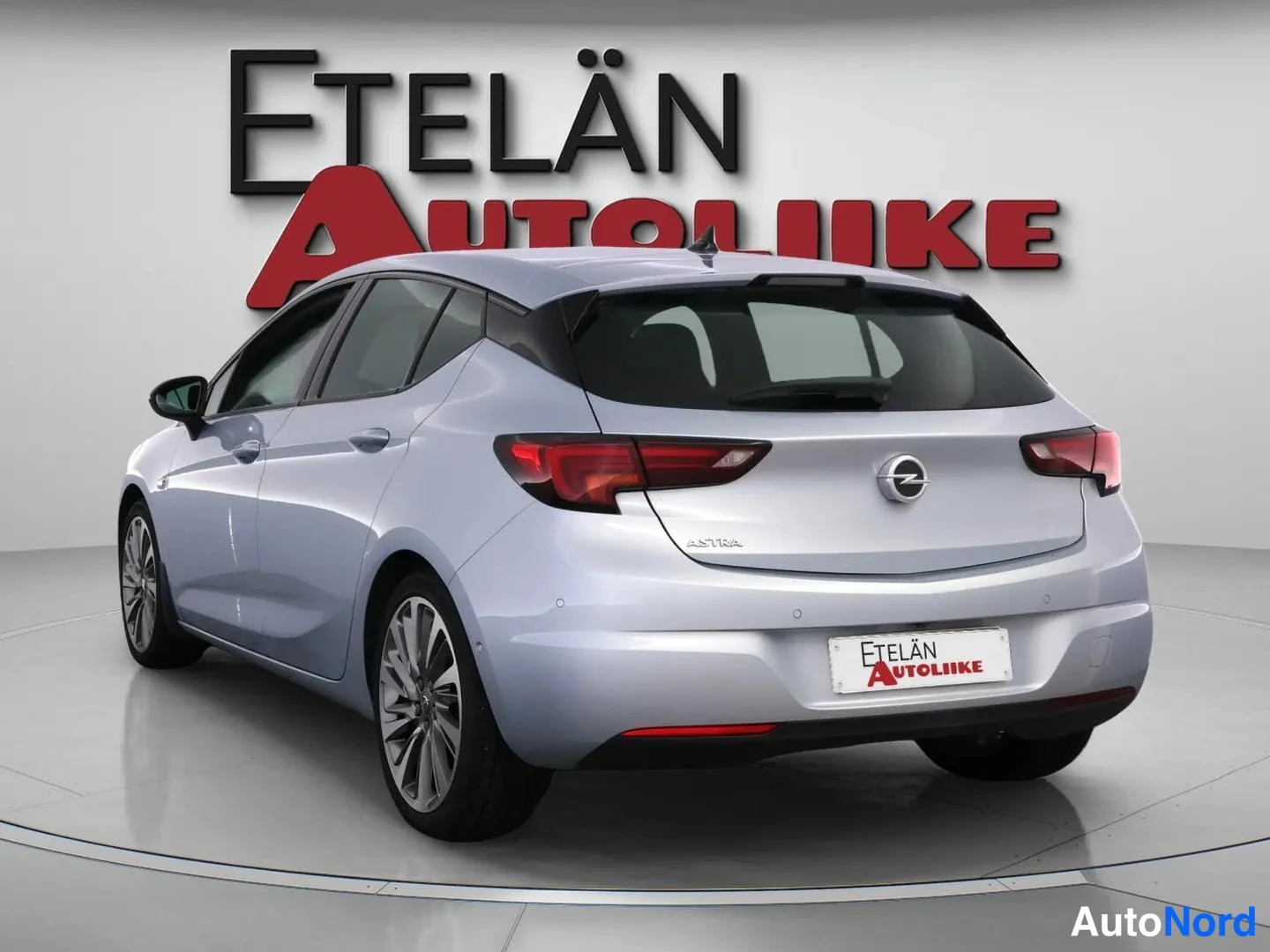 Takaviisto: Auton takanurkka: hopeanvärinen viistoperä, takavalot ja Opel-merkki kannessa, vasen kylki näkyvissä.