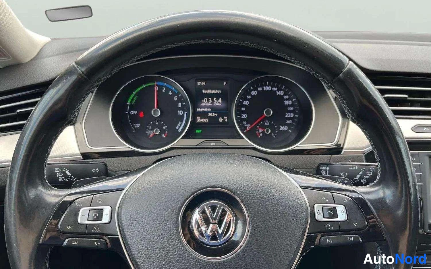 Muu: Ratti ja mittaristo lähikuvassa: nopeusmittari asteikolla 260 km/h, energiatehokkuusmitturi vasemmalla ja näytössä lukemat 4025 km.