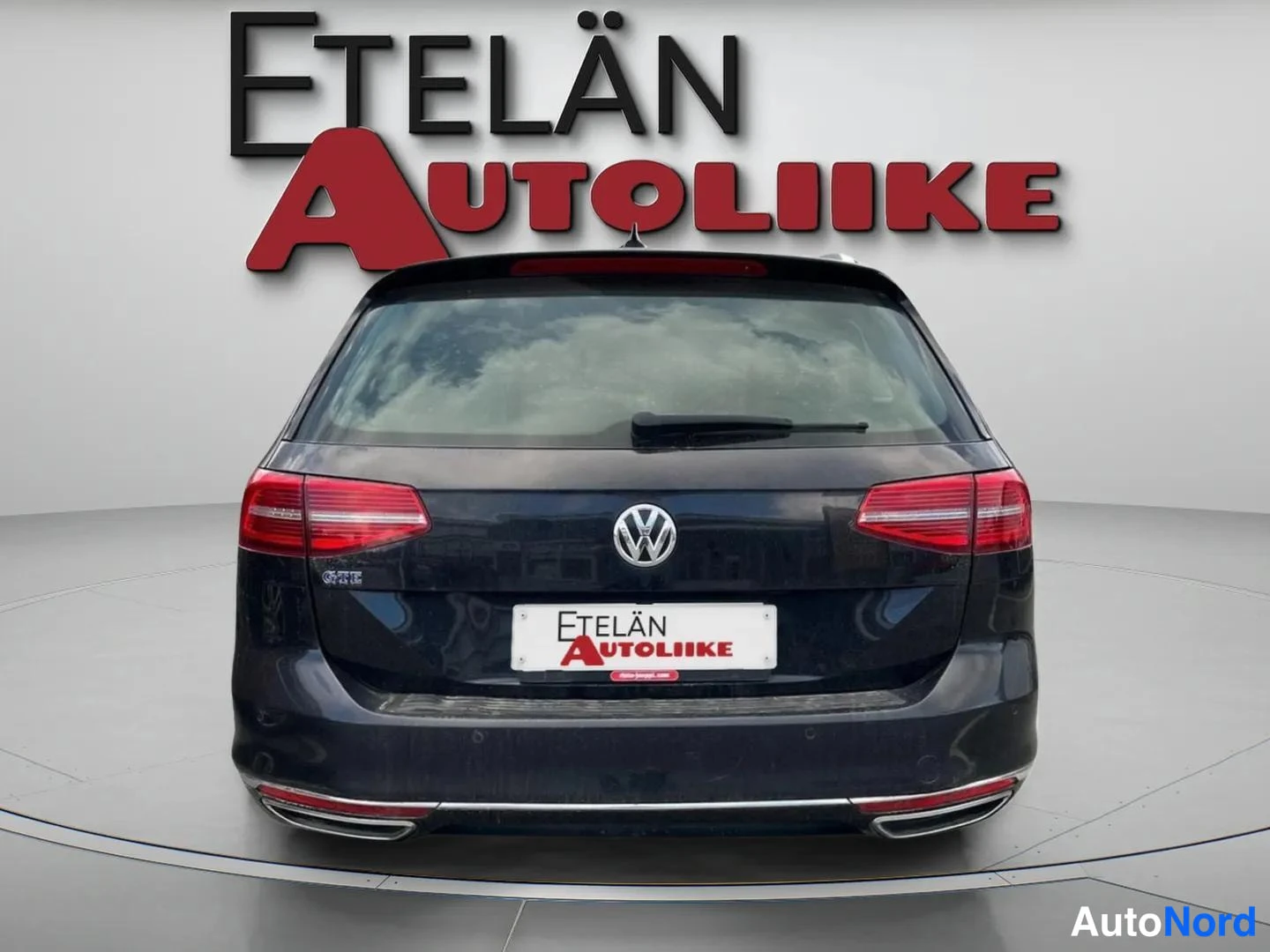 Takaa: Suora takakuva, tummansininen farmari, takavaloja ja VW-merkki näkyvissä.