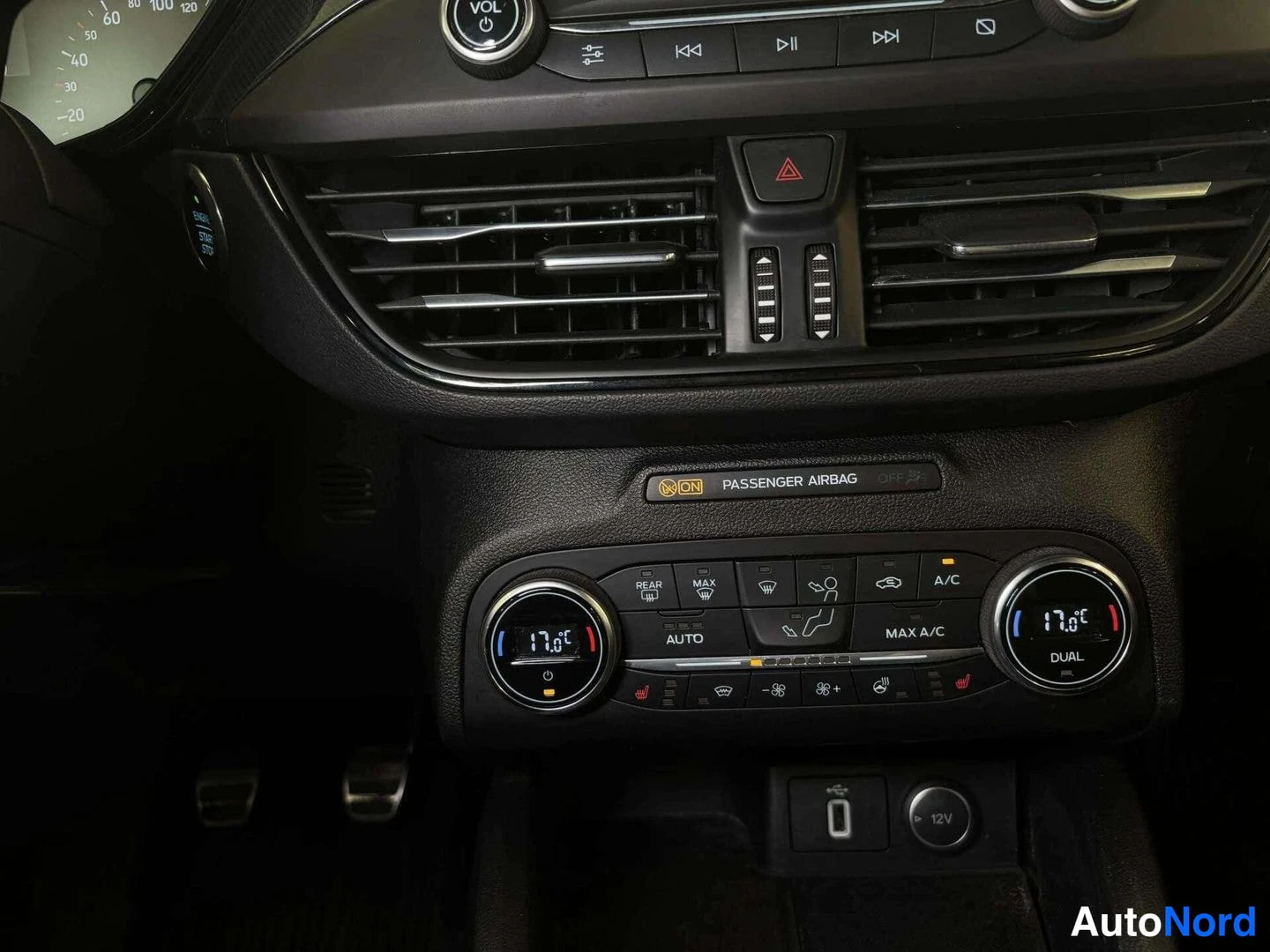 Muu: Kojelaudan alaosa: kaksipaikkainen automaattinen ilmastointipaneeli, säädöissä 17,5°C, AUTO-, DUAL-, A/C- ja MAX A/C -painikkeet, PASSENGER AIRBAG ON -merkintä