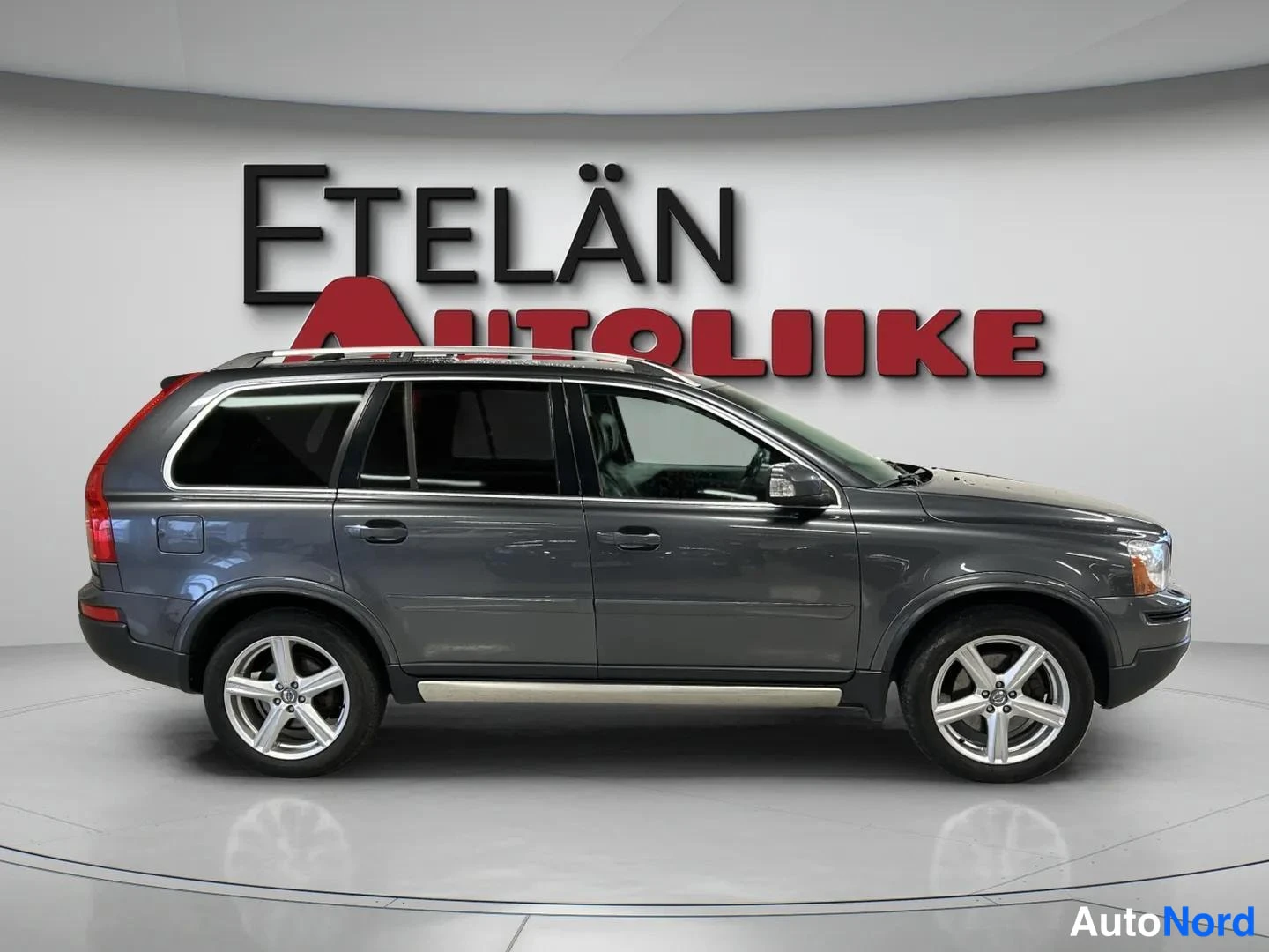 Grey Volvo XC90 2007, front three-quarter, nose to the right, photo 3