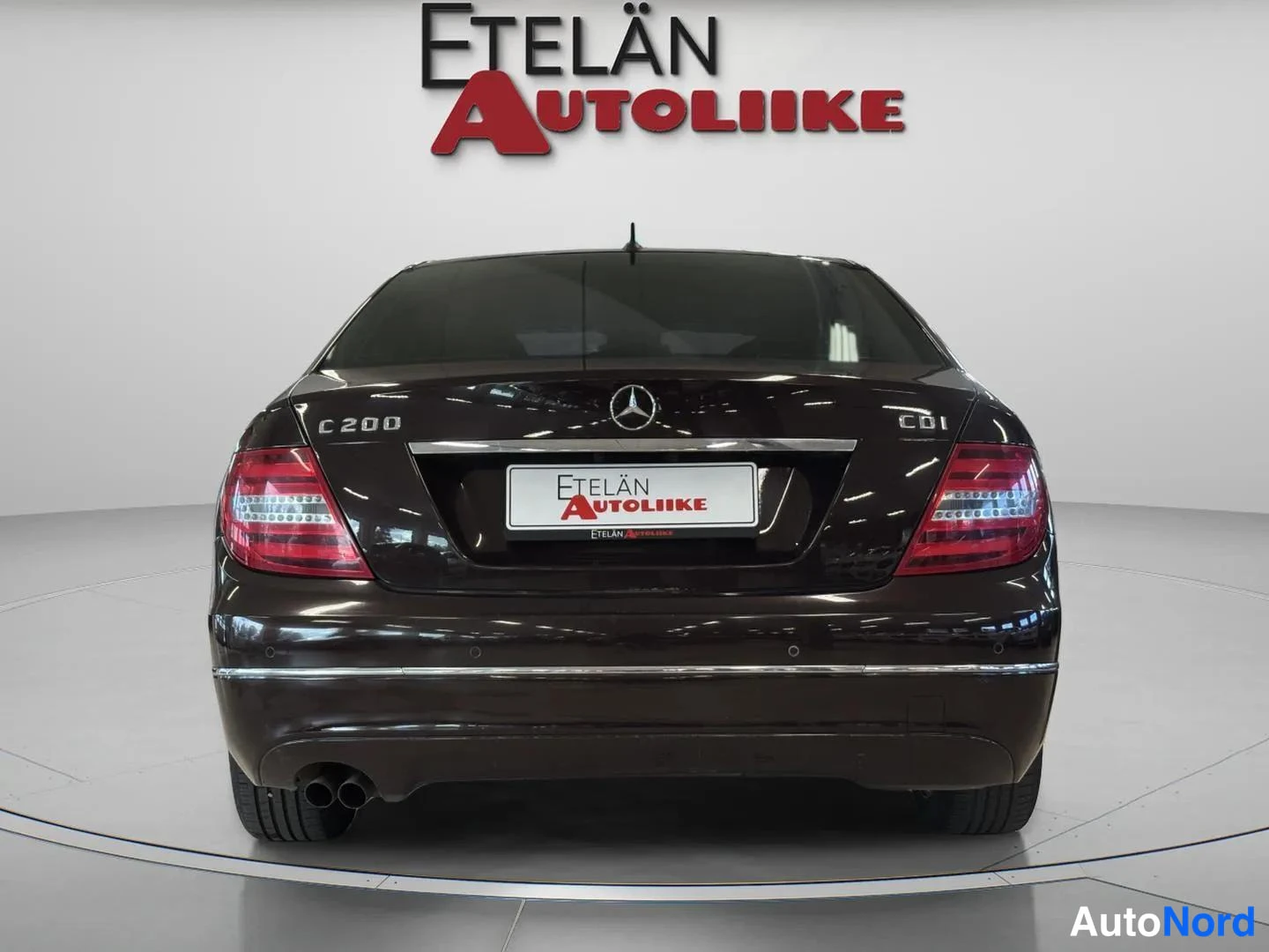 Takaa: Mercedes-Benz C200 CDI -sedanin takapää suoraan takaa, C200- ja CDI-merkinnät takavalojen yhteydessä ja kaksiosainen pakoputki.