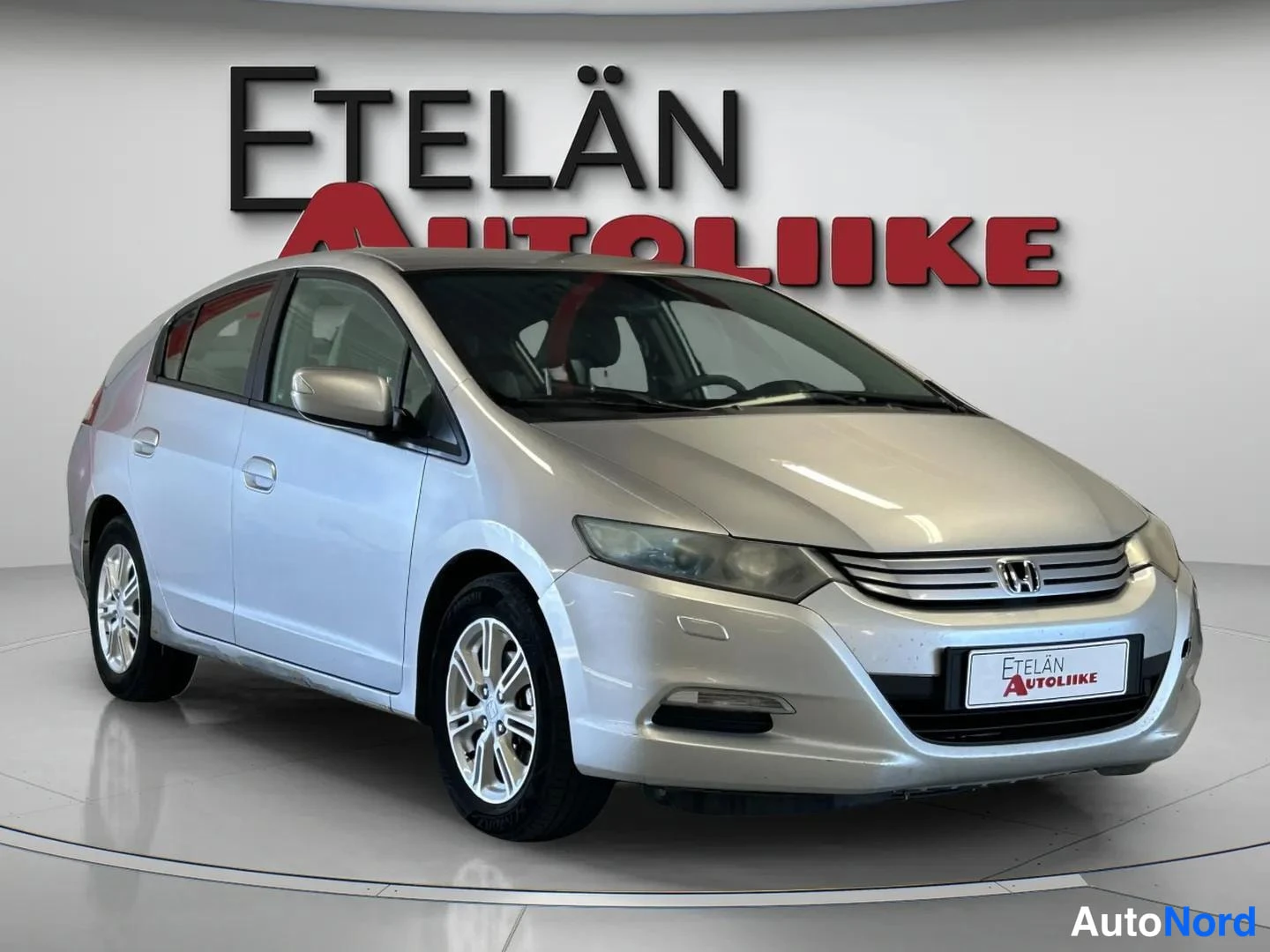 Harmaa Honda Insight 2010, etuviisto, keula oikealle, kuva 2