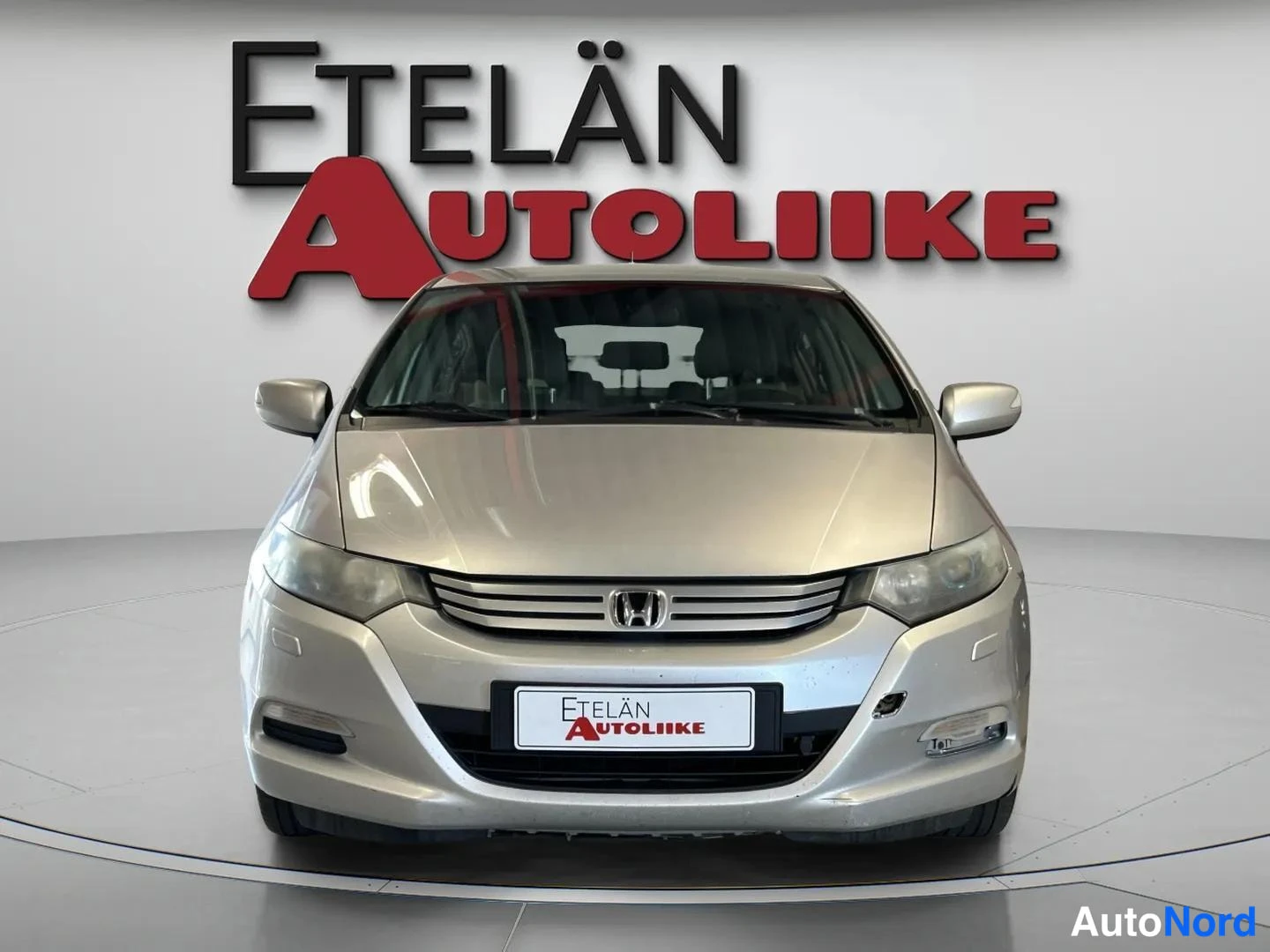 Harmaa Honda Insight 2010, edestä, kuva 3