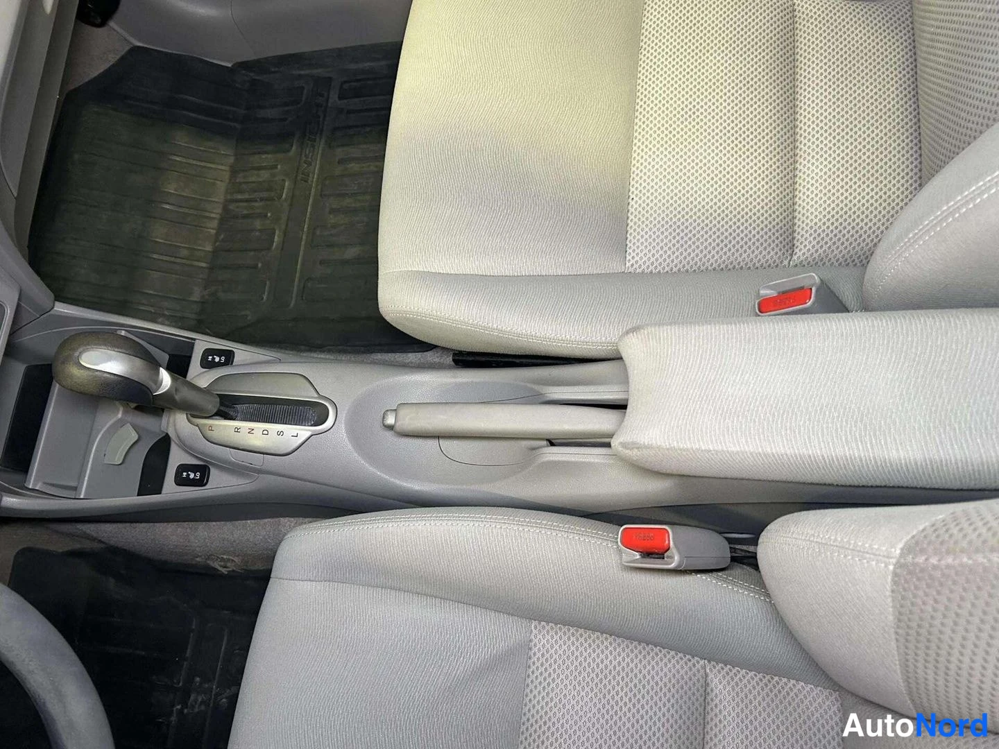 Harmaa Honda Insight 2010, etuistuimet, kuva 9