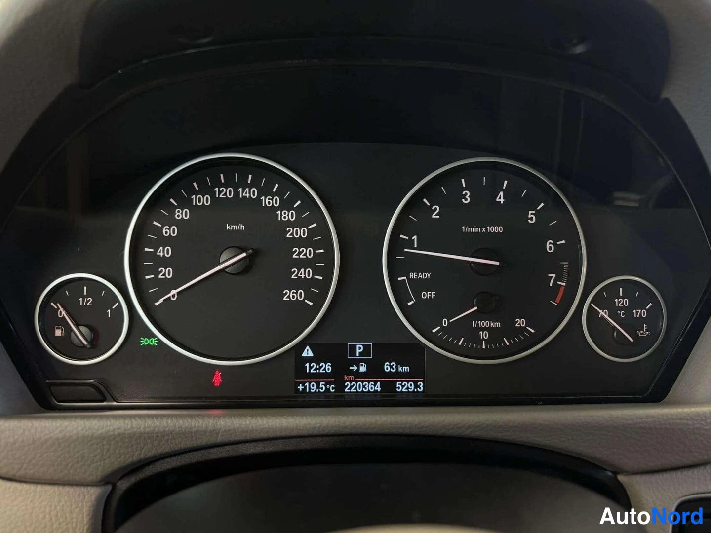 Muu: Mittaristön lähikuva: nopeusmittari asteikolla 0–260 km/h, kierrosmittari 0–7 (1/min x 1000) READY/OFF-tekstillä, polttoaine- ja lämpömittarit sekä näyttö, joss