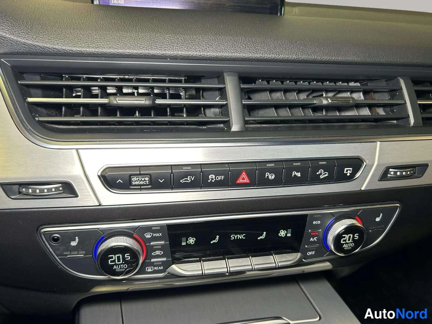 Muu: Lähikuva kojetaulun painikerivistä: drive select -valitsin, ilmastoinnin SYNC-tila ja 20,5 asteen asetus molemmin puolin.