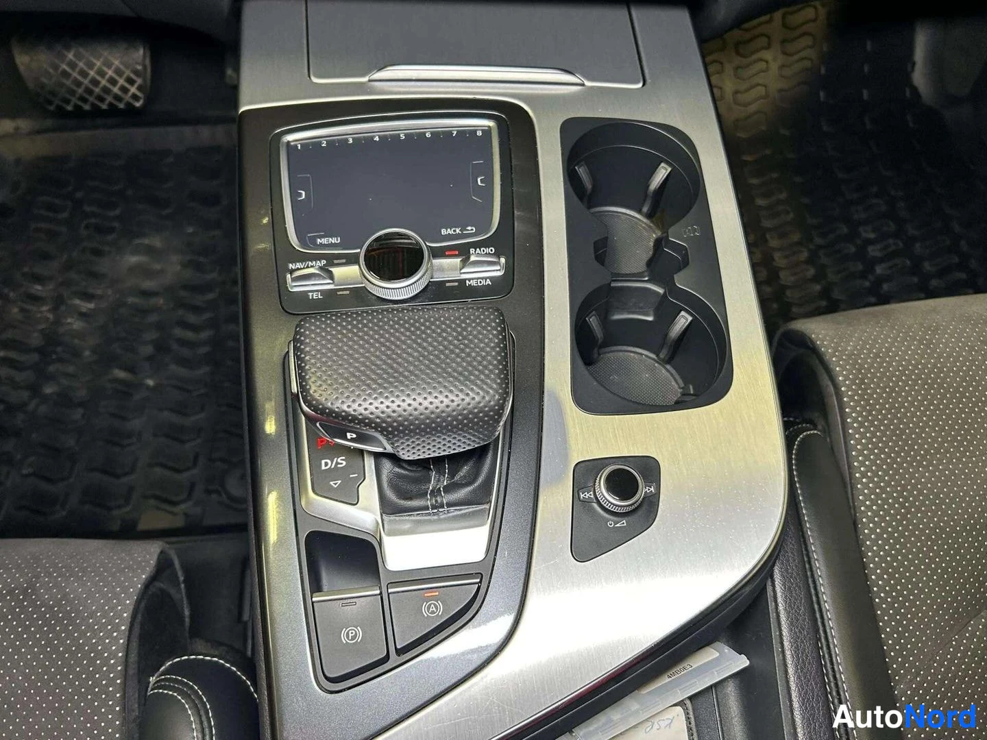 Muu: Audi Q7 2017 keskikonsoli: automatic-vaihteenvalitsin, MMI-radio/navigointipaneeli ja kuplitelineet