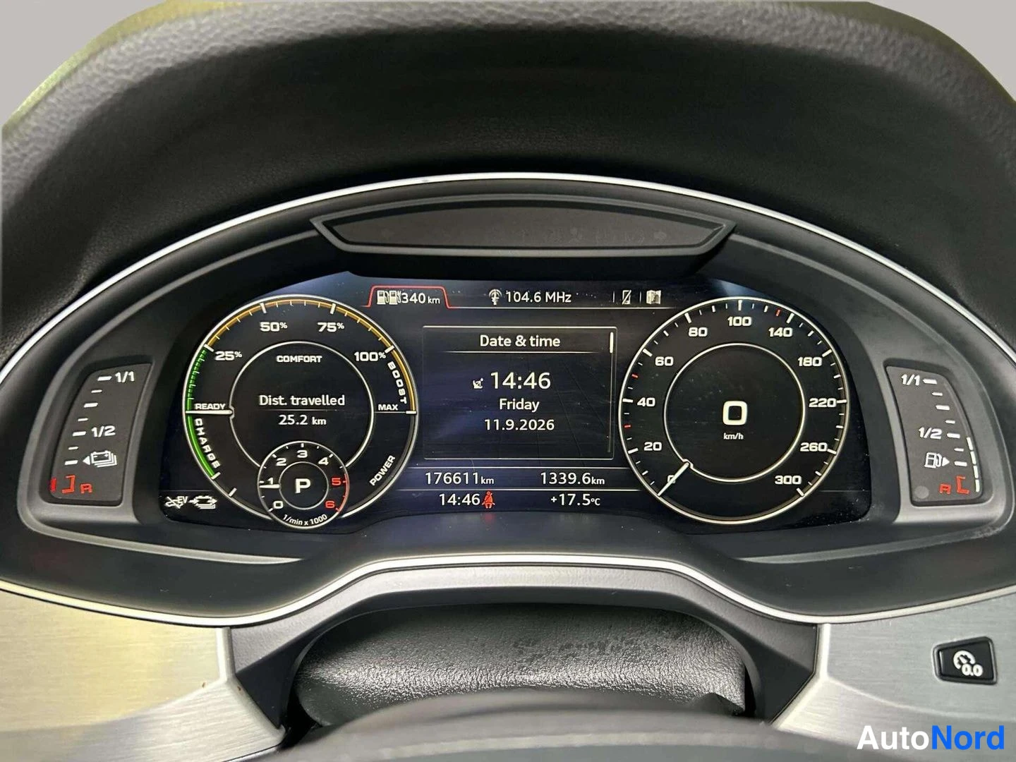 Muu: Mittaristo: virtuaalitaulu näyttää kilometrilukeman 176611 km, polttoainetankin 340 km ja ajan 14:46