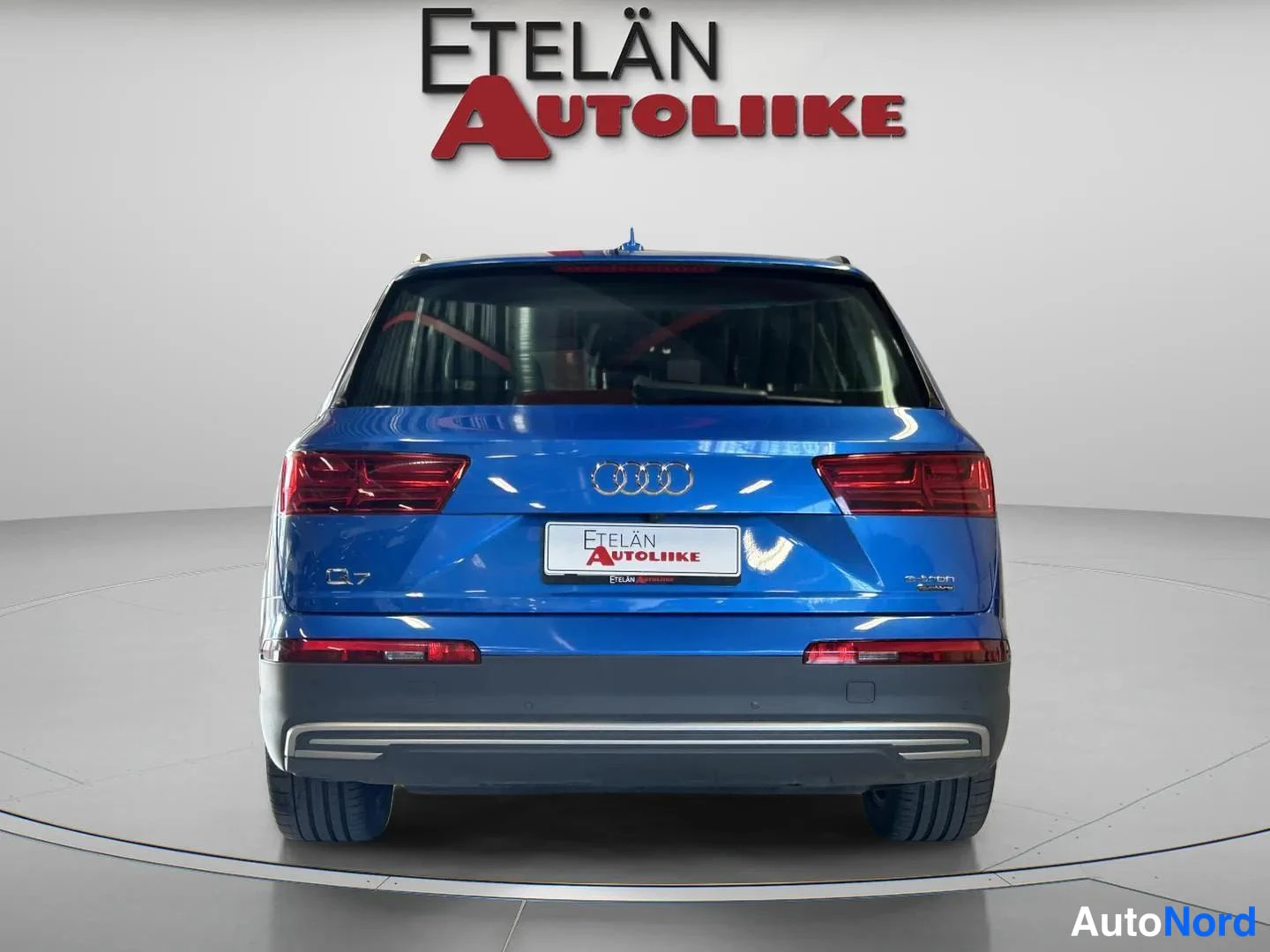 Takaa: Sinisen Audi Q7:n takanäkymä studiossa, Etelän Autoliike -rekisterikilpitunnus.