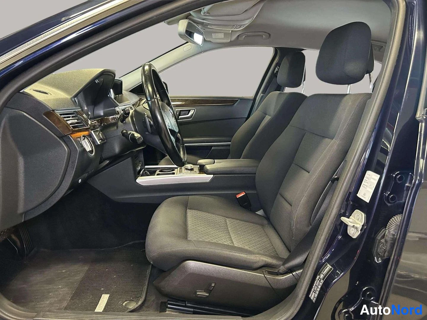 Muu: Ohjaamo tummansinisen Mercedes-Benz C:n sisäpuoli, mustat kankaiset etuistuimet, tummanpuinen puukoriste kojelaudassa ja ovissa, automaattivaihteen valitsin kes