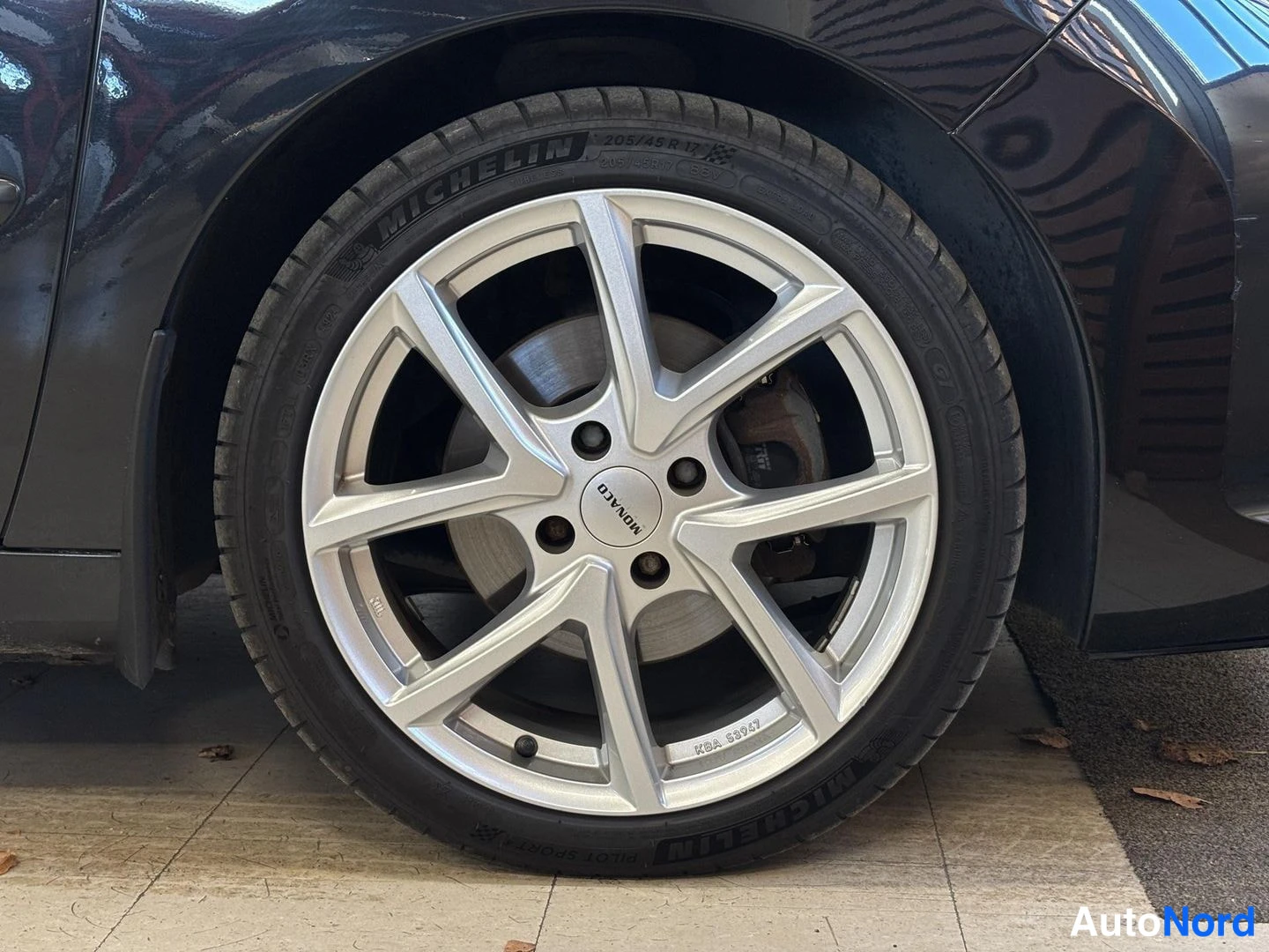Muu: Hopea Monaco-alumiinivanne ja Michelin 205/45 R 17 -rengas.
