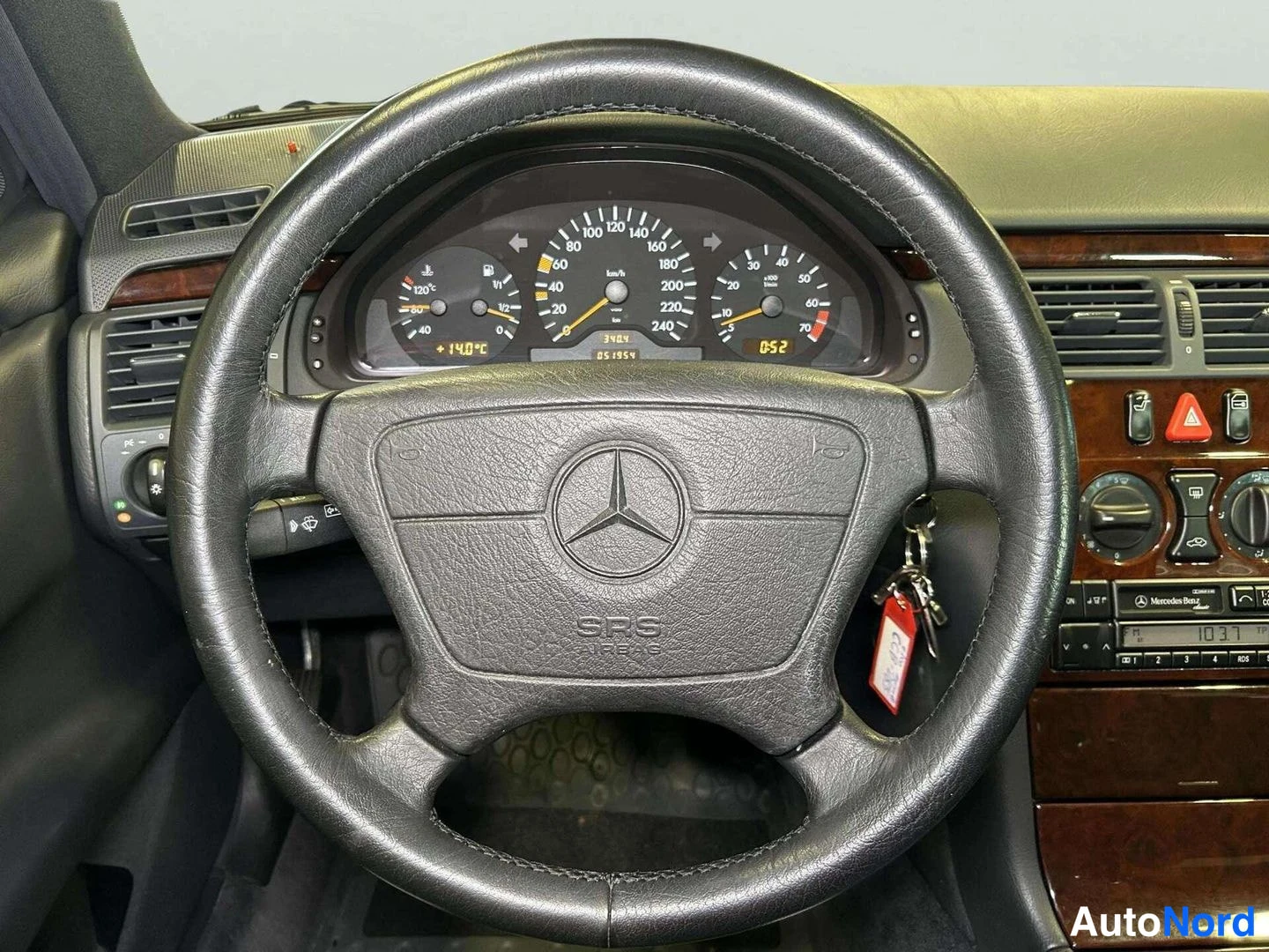 Edestä: Sisäkuva: Mercedes-Benzin SRS-tuffattu ohjauspyörä, mittaristo taustavalaistuina mittareina ja näytön lukema 37474 sekä DS.1954, +149°C lämpötilanäyttö ja radio
