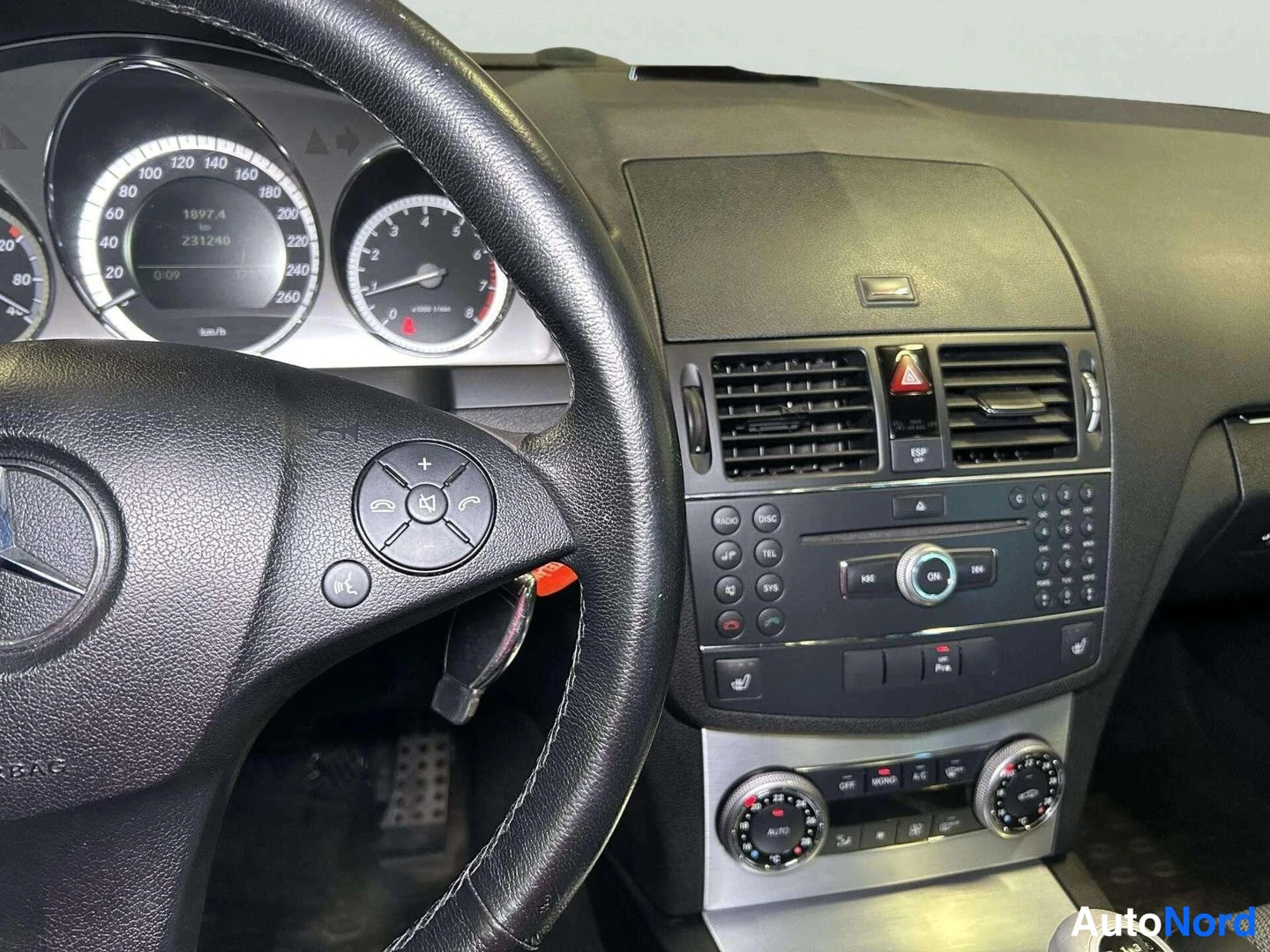 Muu: Kojelauta ja keskikonsoli radionäytöllä, ESP OFF -kytkin ja automaattisella ilmastoinnilla (AUTO).
