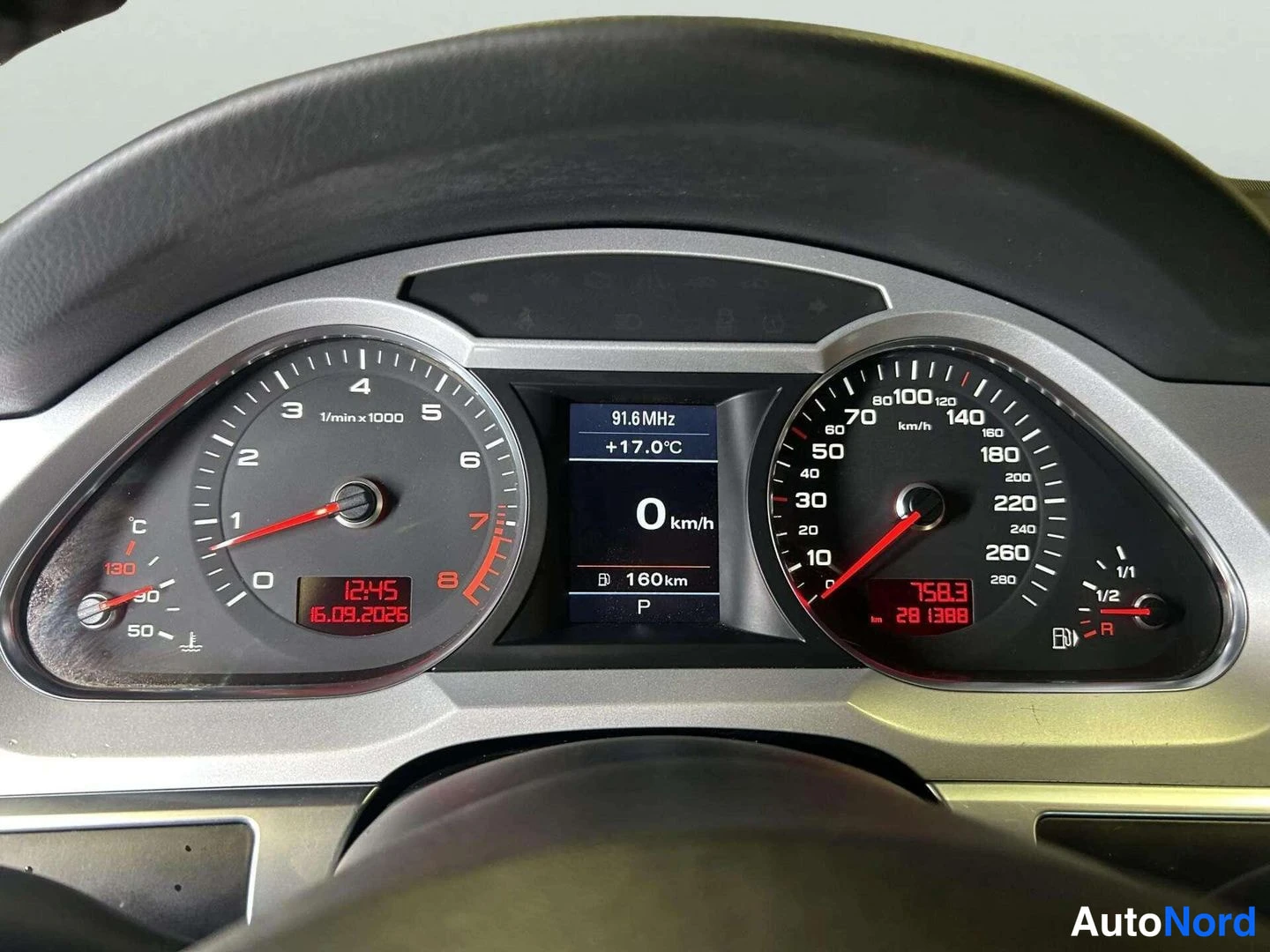 Etuviisto: Audi A4:n mittaristo, näytöissä 0 km/h, matkamittarit ja radioaaltotaajuus 91.6 MHz