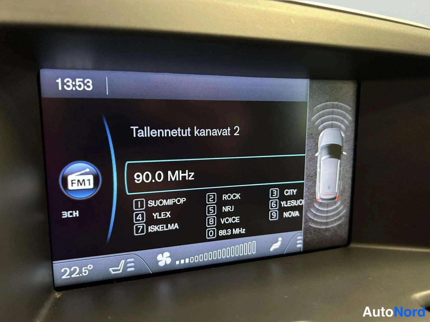 Muu: Auton infotainment-näyttö radiovalikossa: Tallennetut kanavat 2, valittu taajuus 90.0 MHz FM1, kanavalista (SUOMIPOP, ROCK, CITY, YLEX, NRJ, YLESUO, ISKELMA, VO