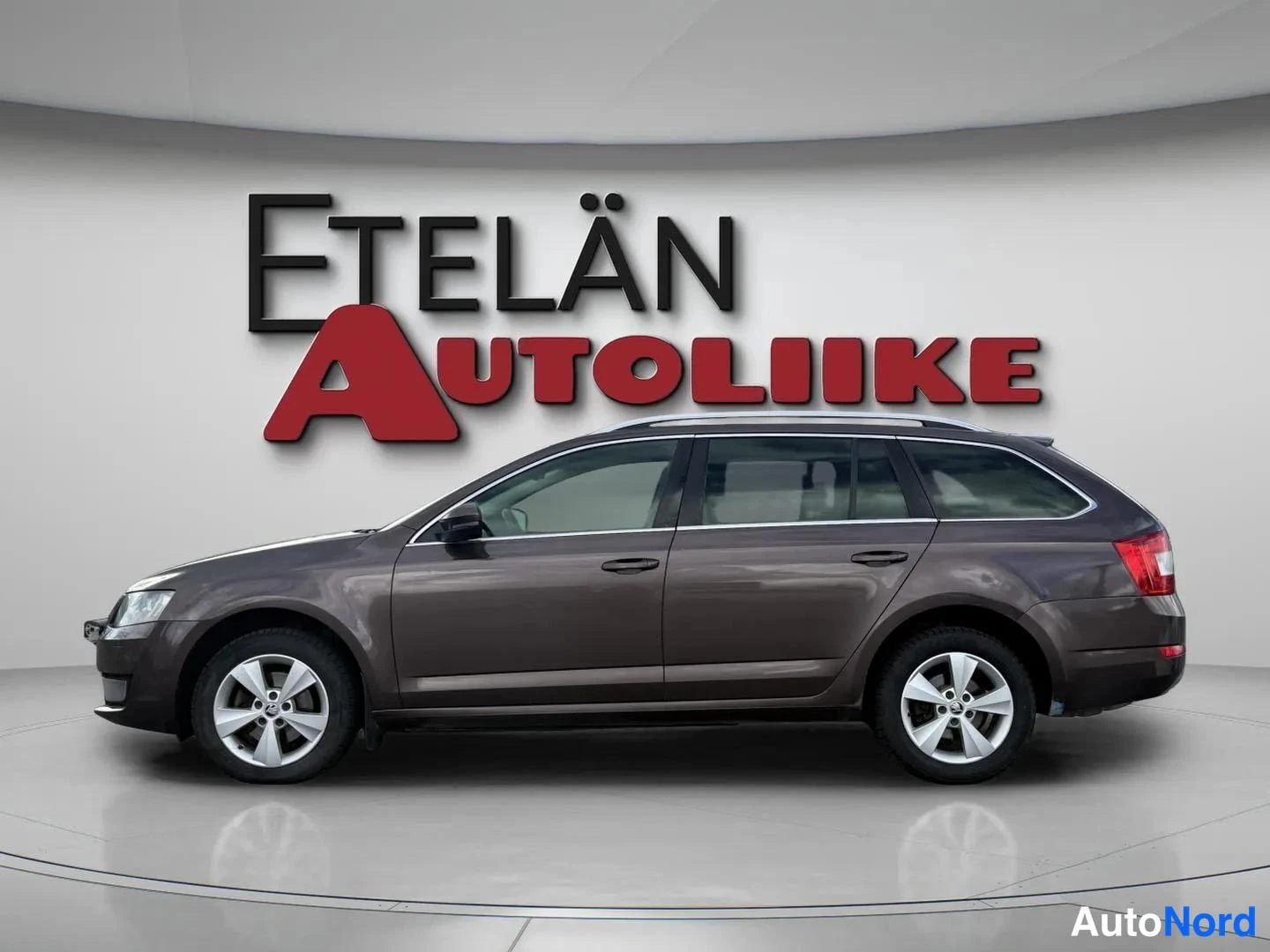 Etuviisto, nokka vasemmalle: Skoda Octavia -farmari sivulta etviistoon, ruskeanharmaa kori.