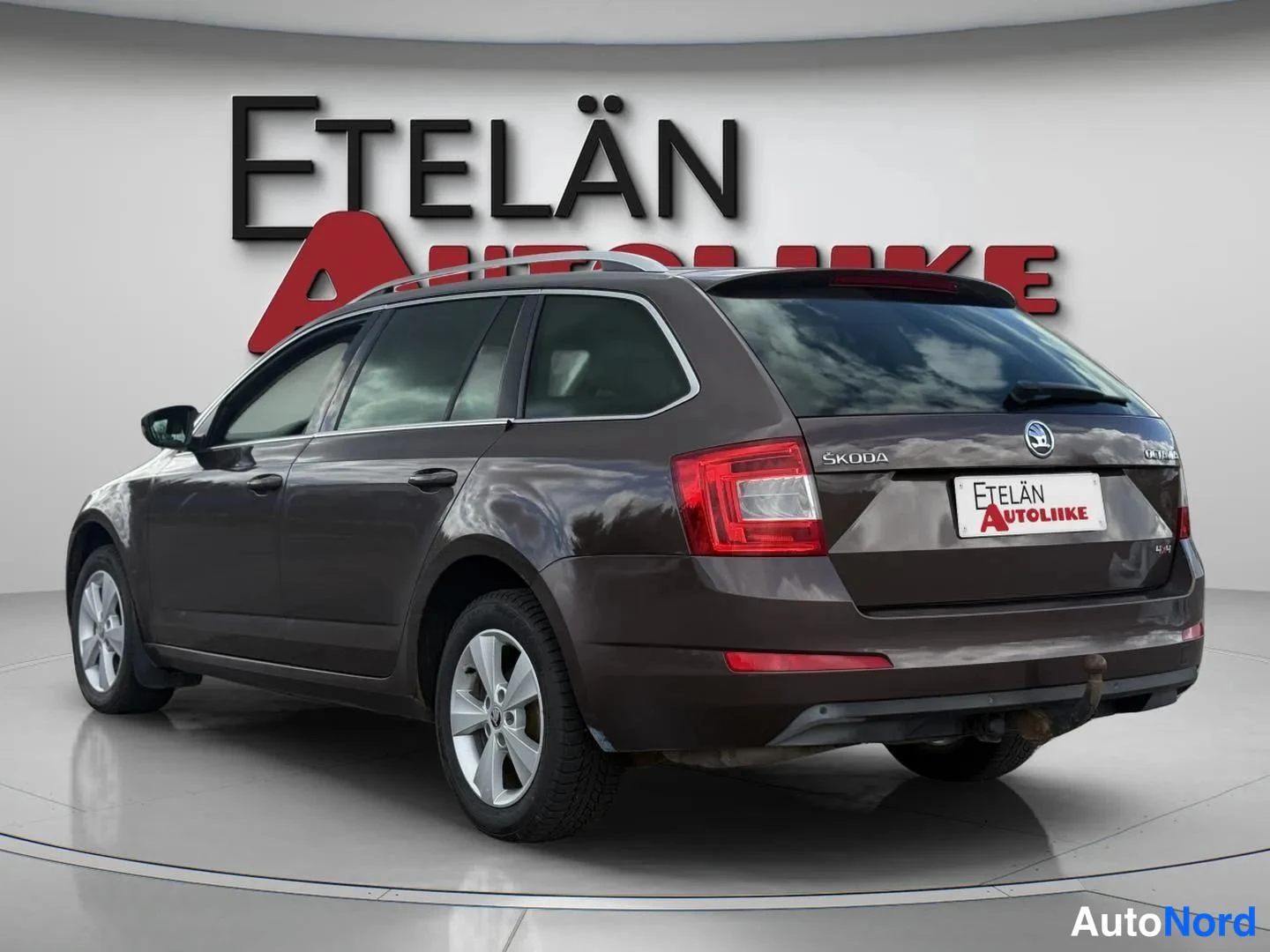 Takaviisto: Skoda Octavia -farmarin takaosa viistosti oikealta, ruskeanharmaa kori.