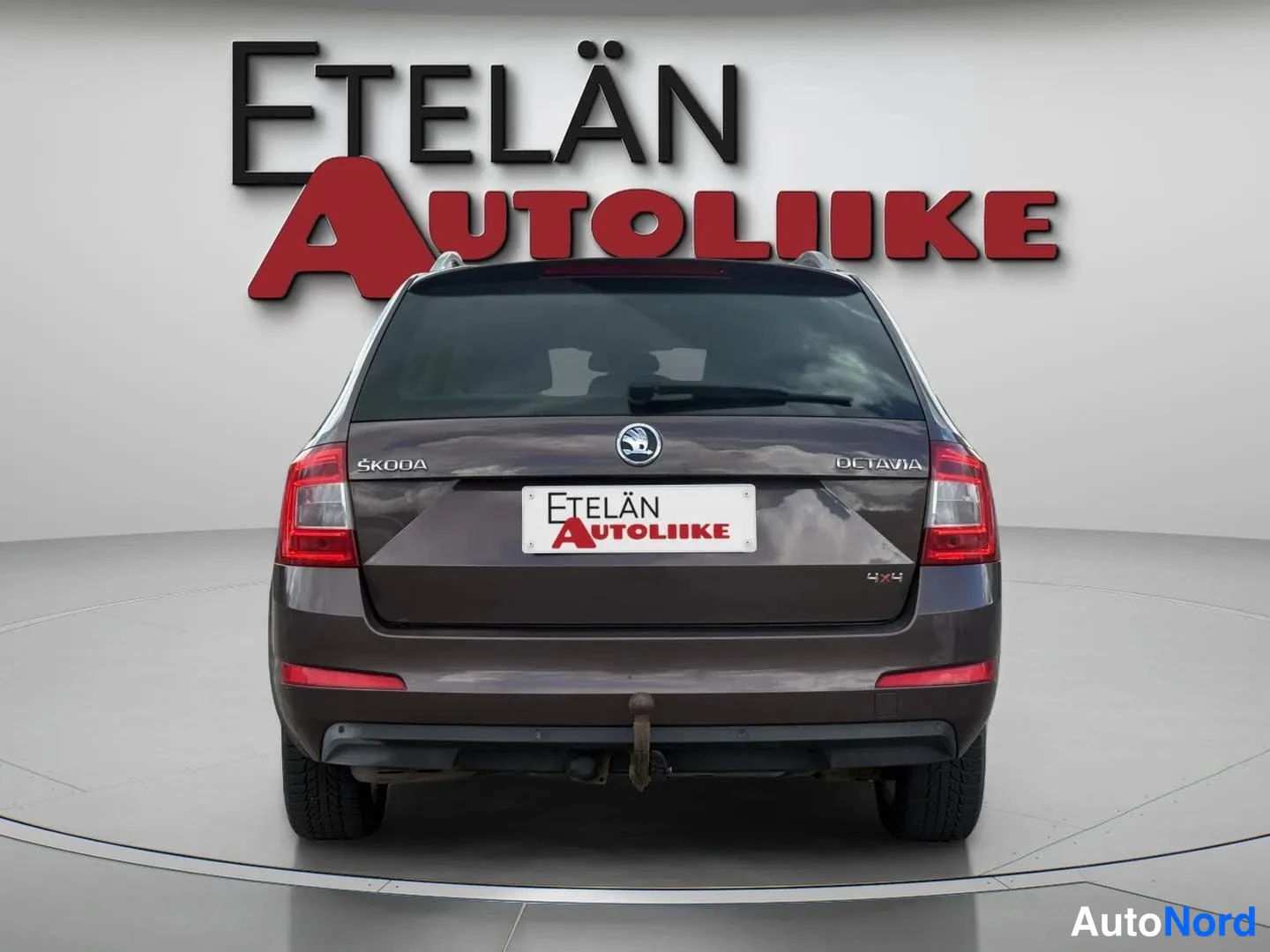 Takaa: Skoda Octavia -farmarin per suoraan takaa, ruskeanharmaa kori.