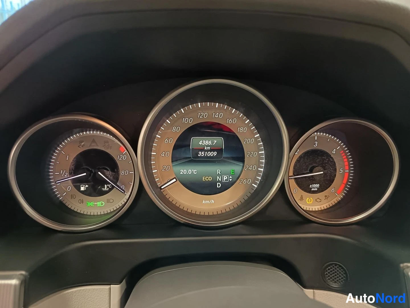 Muu: Mittariston lähikuva: nopeusmittari 260 km/h asti, näytössä 351009 km, lämpötila 20,0 °C ja vaihde D.