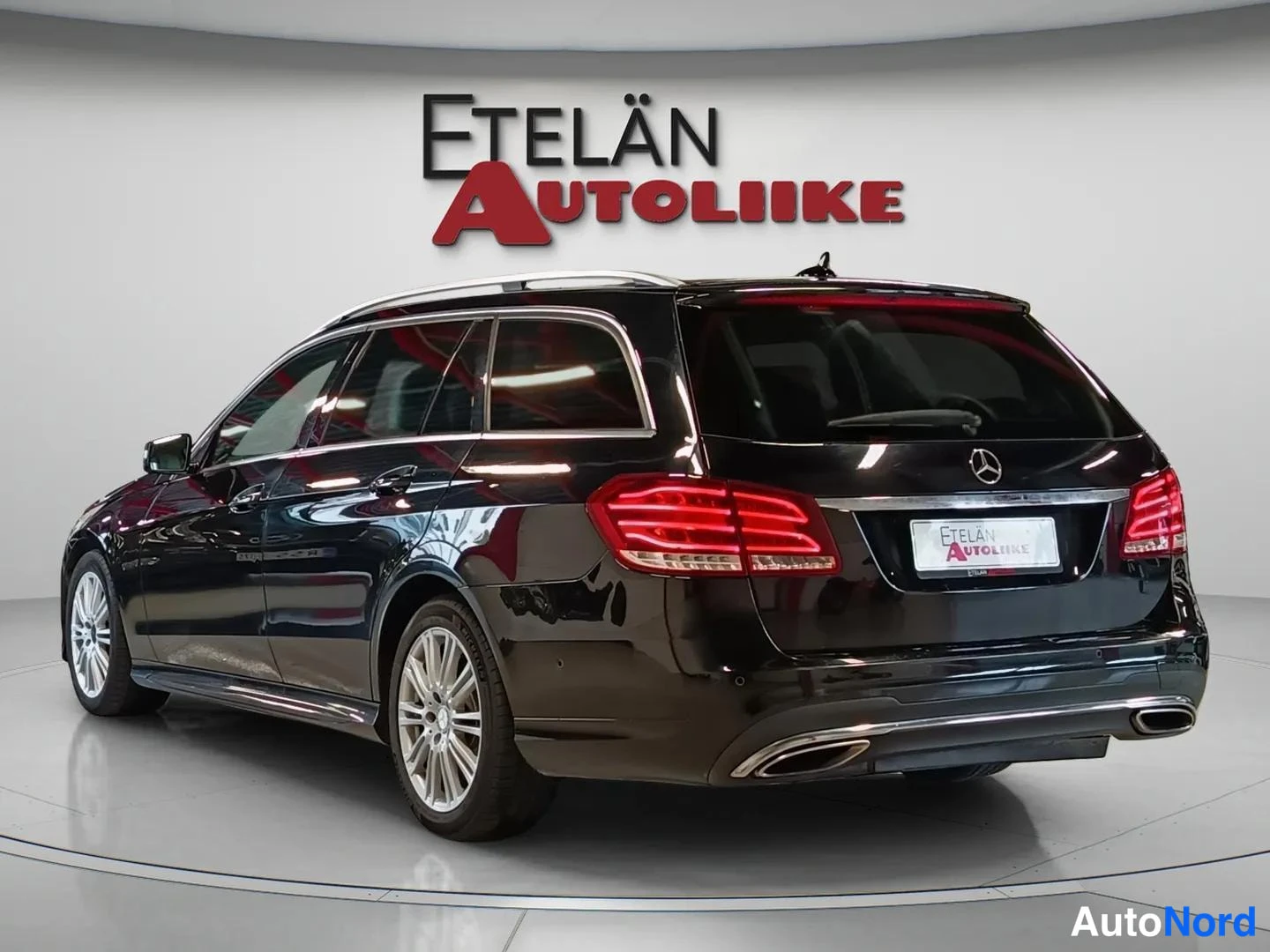 Takaviisto: Mustan farmariauton takaosa kolmesta neljänneksestä vasemmalta nähtynä studiovalaistuksessa.