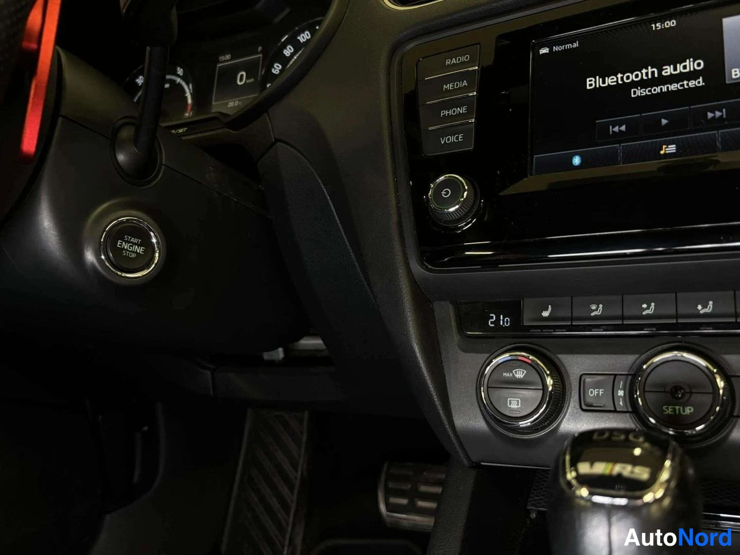 Ohjaamo: Auton keskuspaneeli: käynnistyspainike START ENGINE STOP, digitaalinen mittaritaulu, kosketusnäyttö jossa viesti Bluetooth audio Disconnected, ilmastoinnin hall