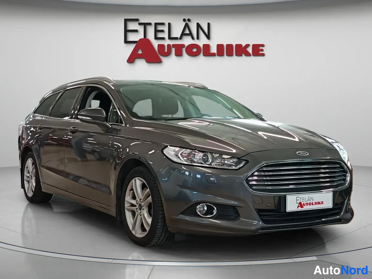 Etuviisto, nokka oikealle: Harminkeltainen Ford Moniecombin etukulma oikealta, etelän autoliike.
