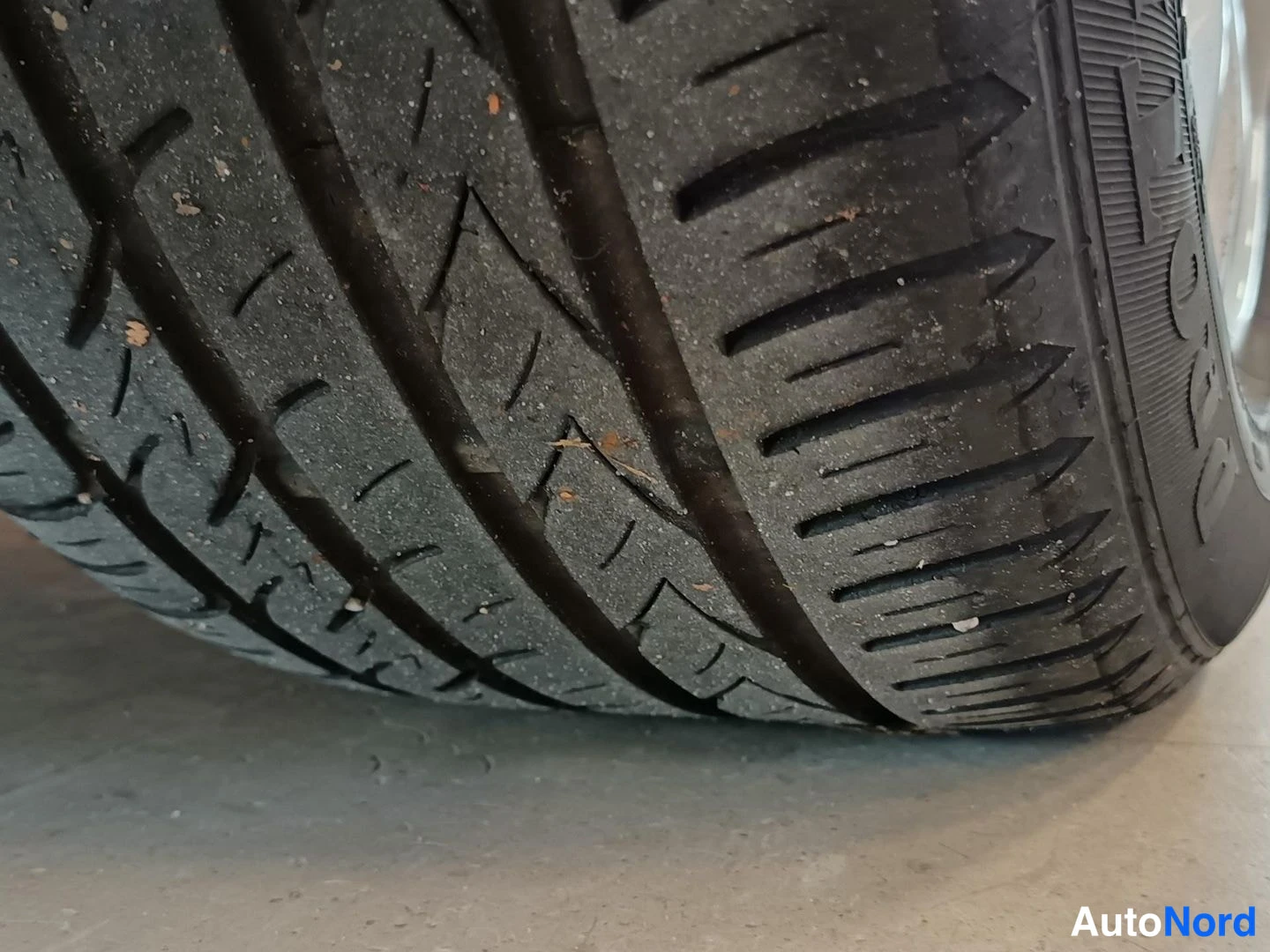 Yksityiskohta: XYamahamöön 215/60 R16 99H XL:näkyvä lava- ja kumimatala, johdolla vapaa kuva rengasmallista, suojaa sekä pieniä sarvia myöten.