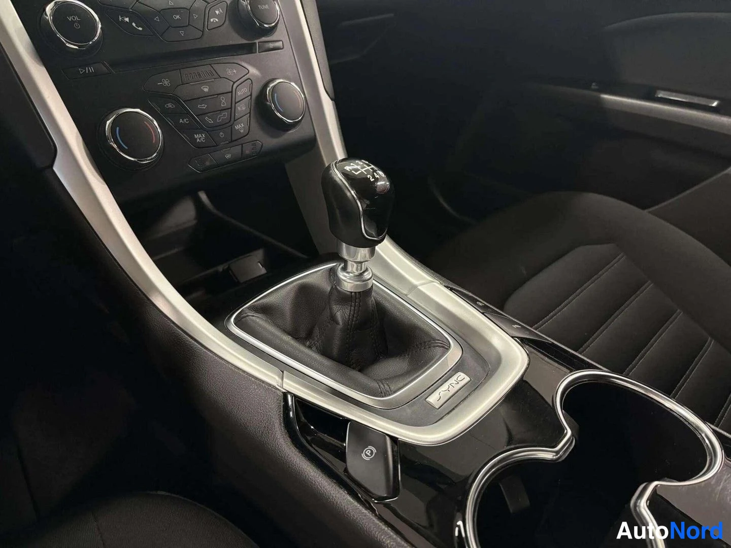 Harmaa Ford Mondeo 2017, yksityiskohta, kuva 18