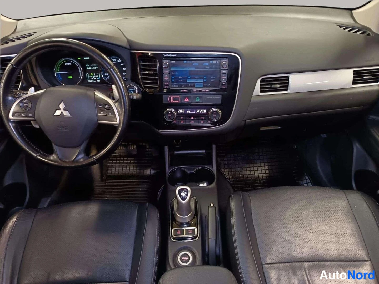 Edestä: Kojelauta ja Mitsubishi-merkkinen ohjauspyörä, Hybrid-järjestelmän mittaristo