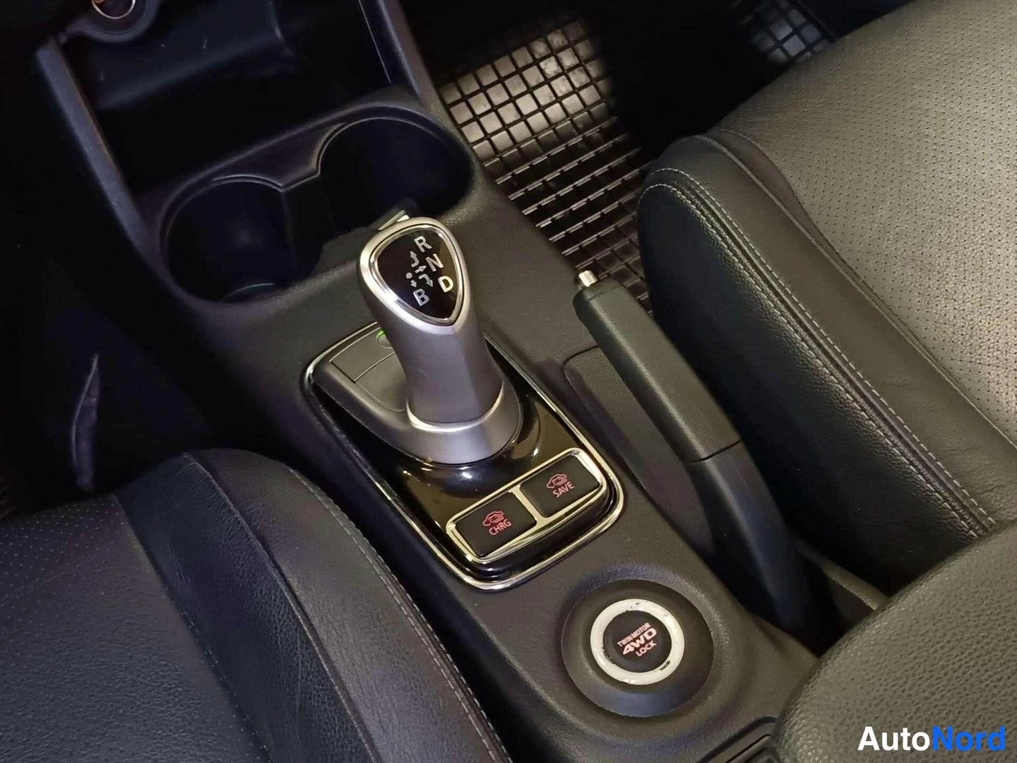 Edestä: Automaattivaihteen valitsin, CHRG- ja SAVE-painikkeet, 4WD LOCK-painike