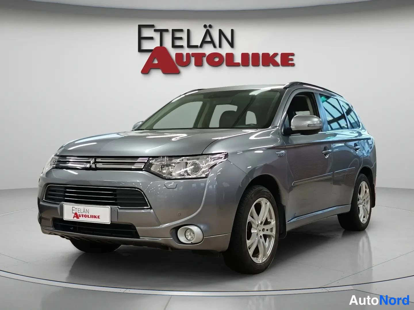 Mitsubishi Outlander PHEV 2013